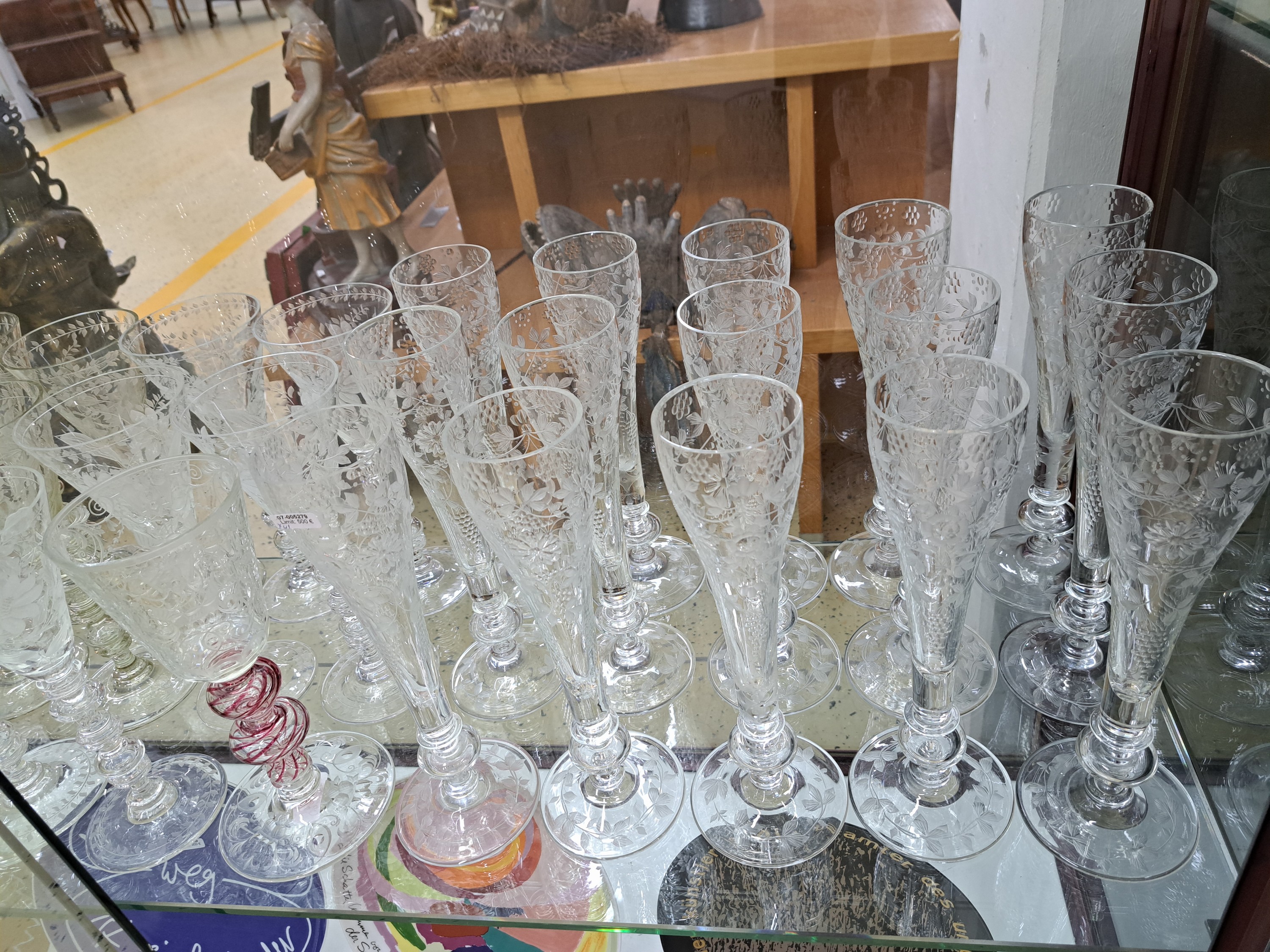 Detail b: Umfangreiches Gläserset, wohl böhmisch, 20.Jh., farbloses, mundgeblasenes Glas, geschliffener und mattierter Floraldekor, 17 Weingläser davon 10 ...