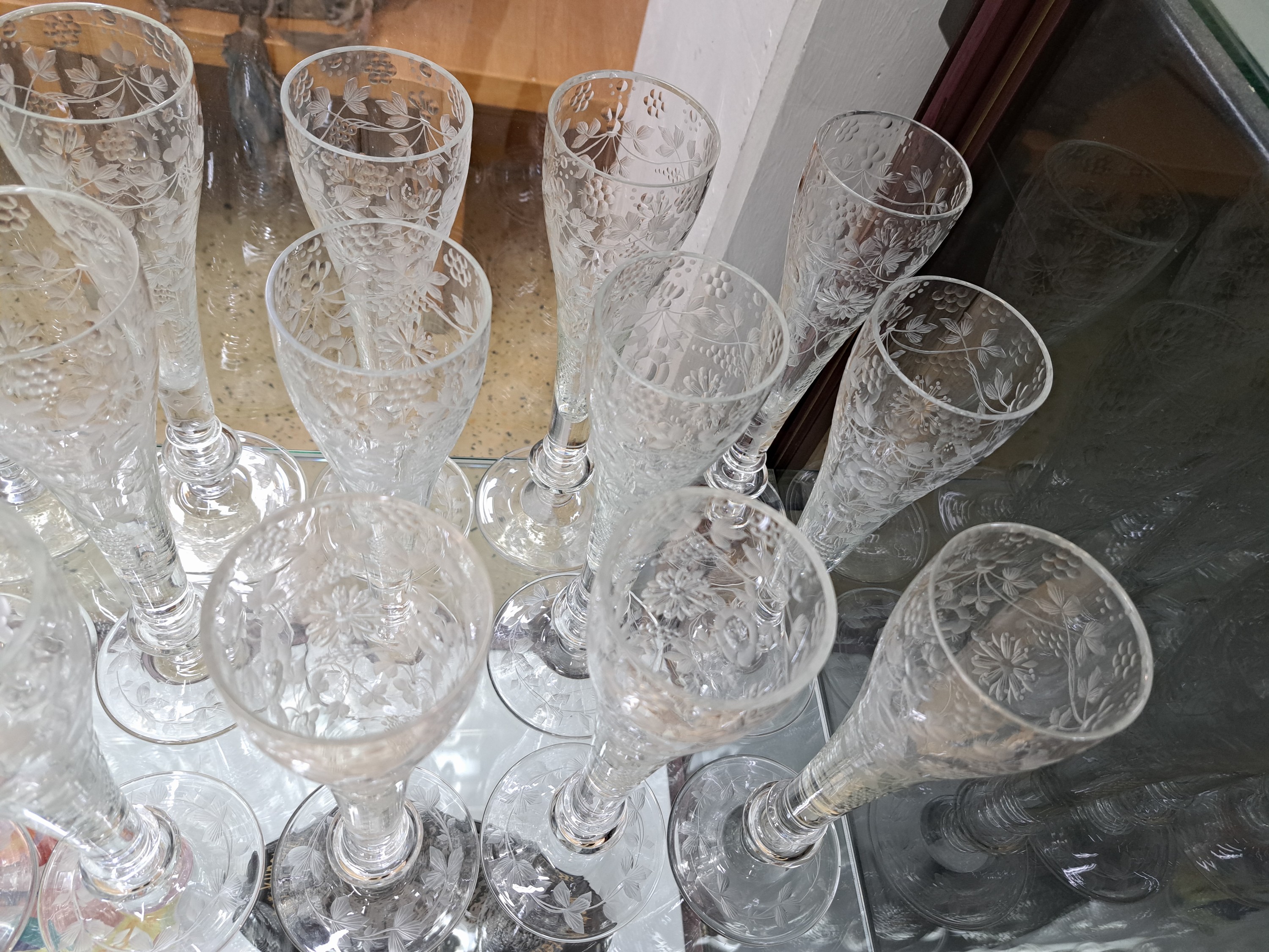 Detail c: Umfangreiches Gläserset, wohl böhmisch, 20.Jh., farbloses, mundgeblasenes Glas, geschliffener und mattierter Floraldekor, 17 Weingläser davon 10 ...