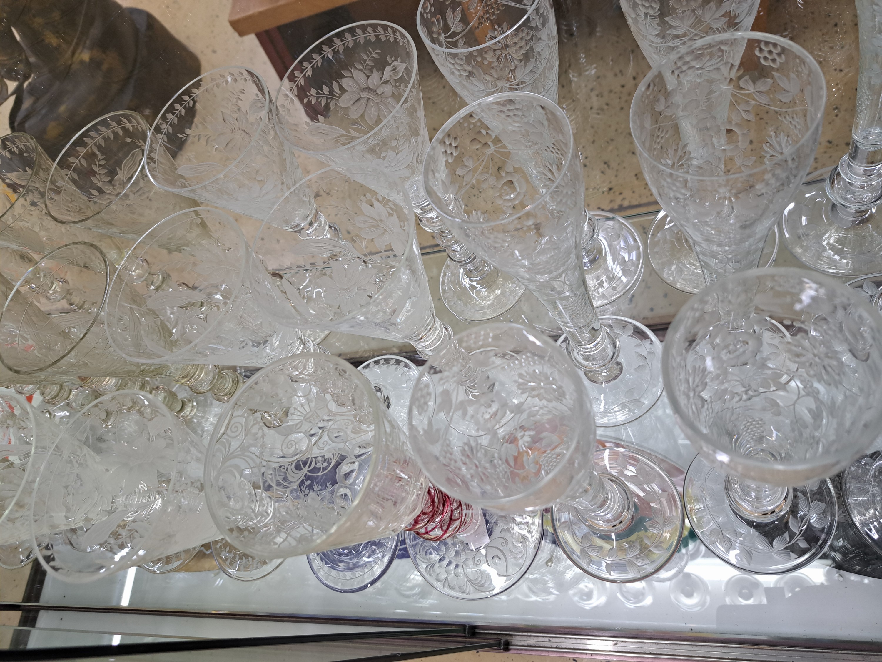 Detail d: Umfangreiches Gläserset, wohl böhmisch, 20.Jh., farbloses, mundgeblasenes Glas, geschliffener und mattierter Floraldekor, 17 Weingläser davon 10 ...