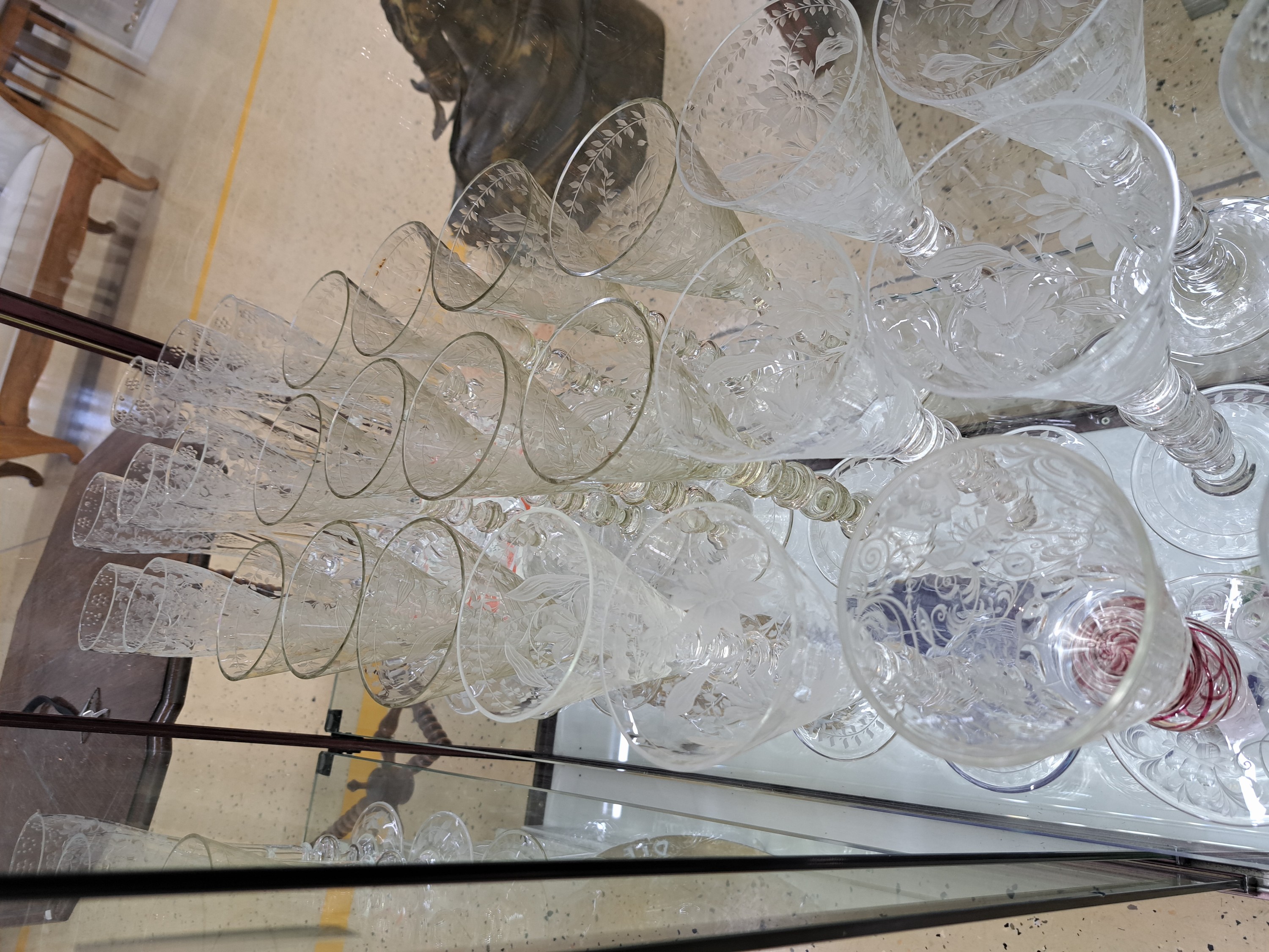 Detail e: Umfangreiches Gläserset, wohl böhmisch, 20.Jh., farbloses, mundgeblasenes Glas, geschliffener und mattierter Floraldekor, 17 Weingläser davon 10 ...