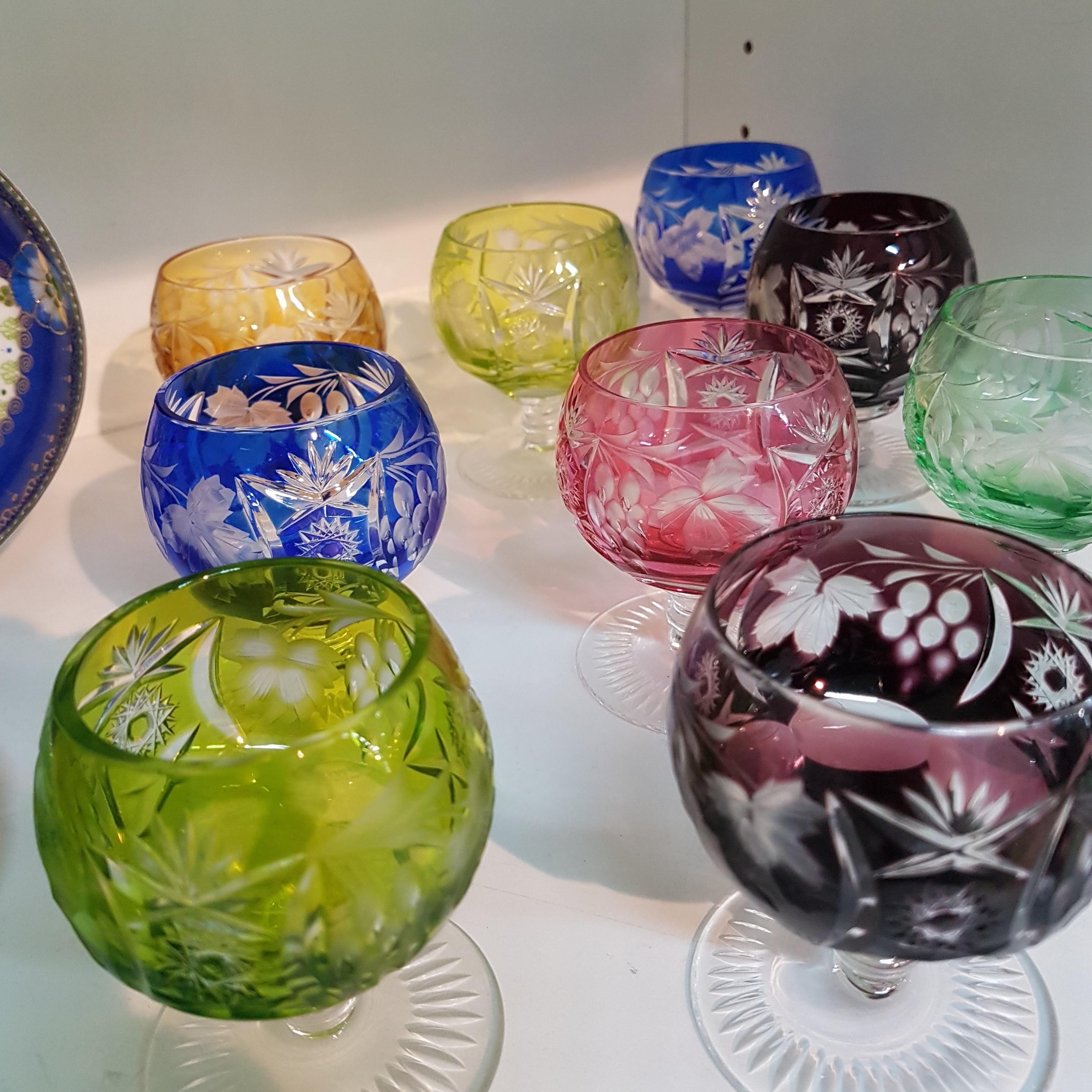 Detail a: 10 Römer für Likör, 20.Jh., Kristallglas geschliffen, 7 verschiedene Farben, H. je 8 cm
