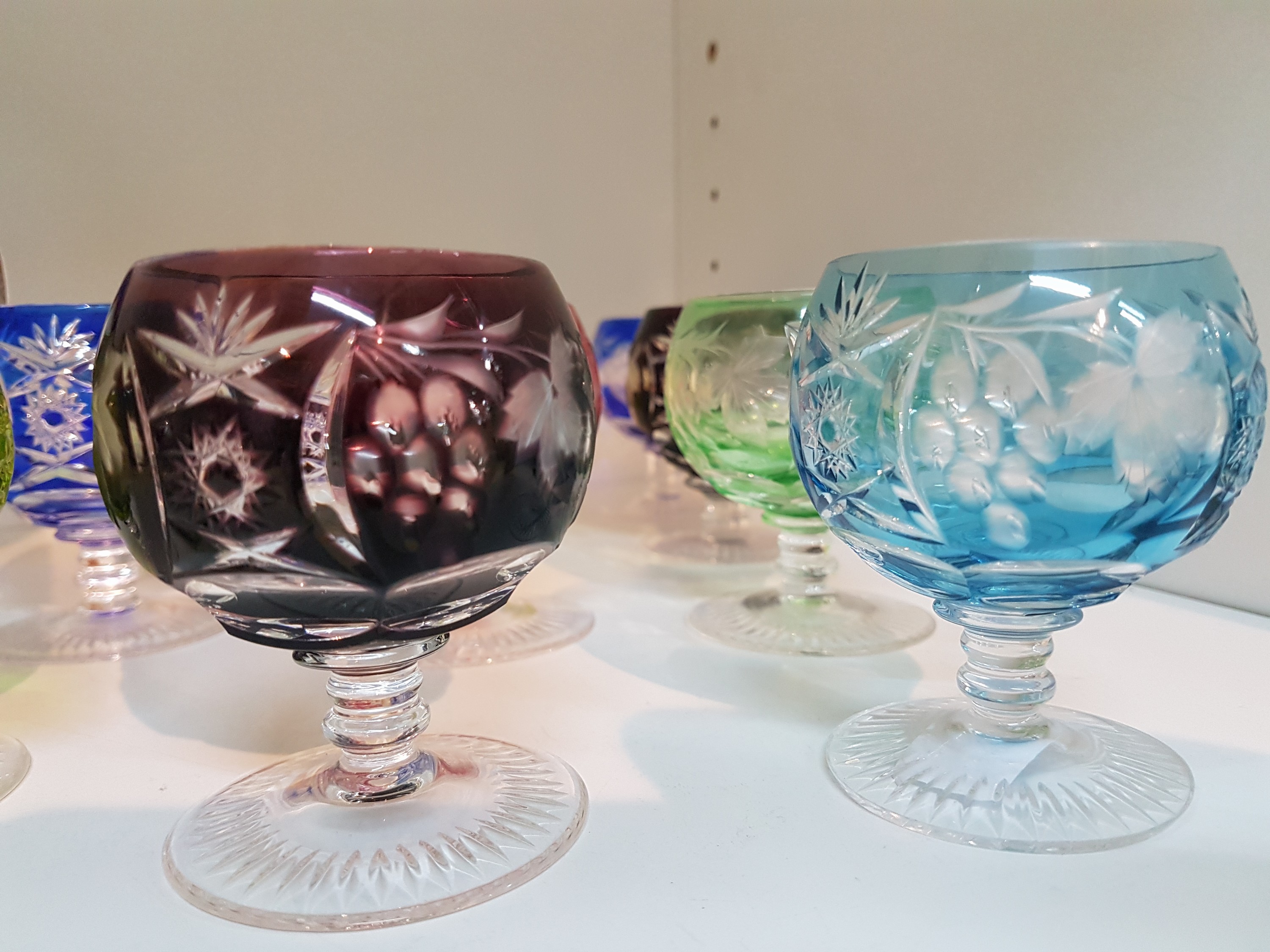 Detail c: 10 Römer für Likör, 20.Jh., Kristallglas geschliffen, 7 verschiedene Farben, H. je 8 cm