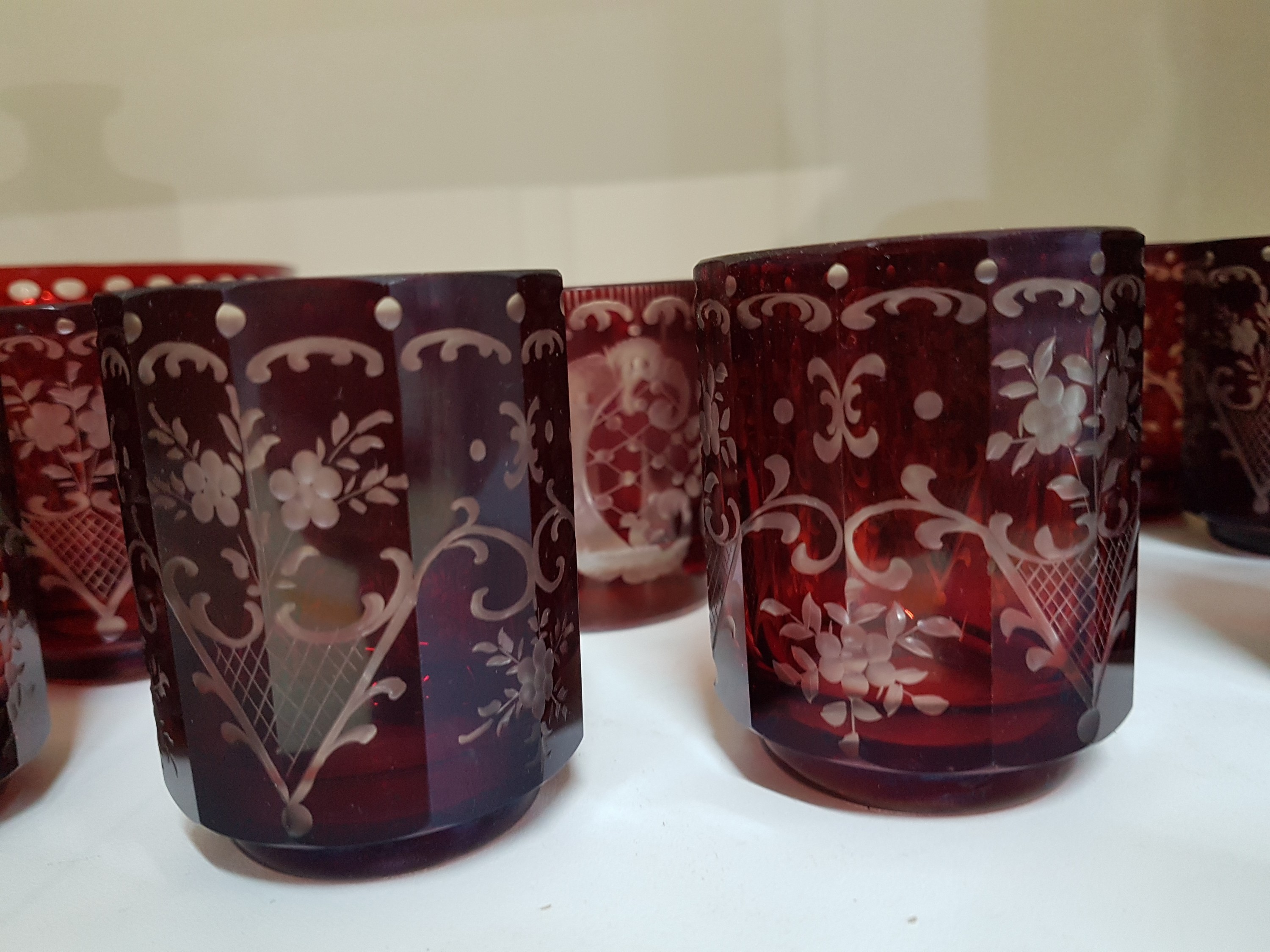Detail d: Historismus Glasset, böhmisch, 19./20.Jh., farbloses Glas, rubiniert, floral-ornamentaler Dekor, Flasche (Stöpsel fehlt), 16 Gläser in z.T. leicht ...