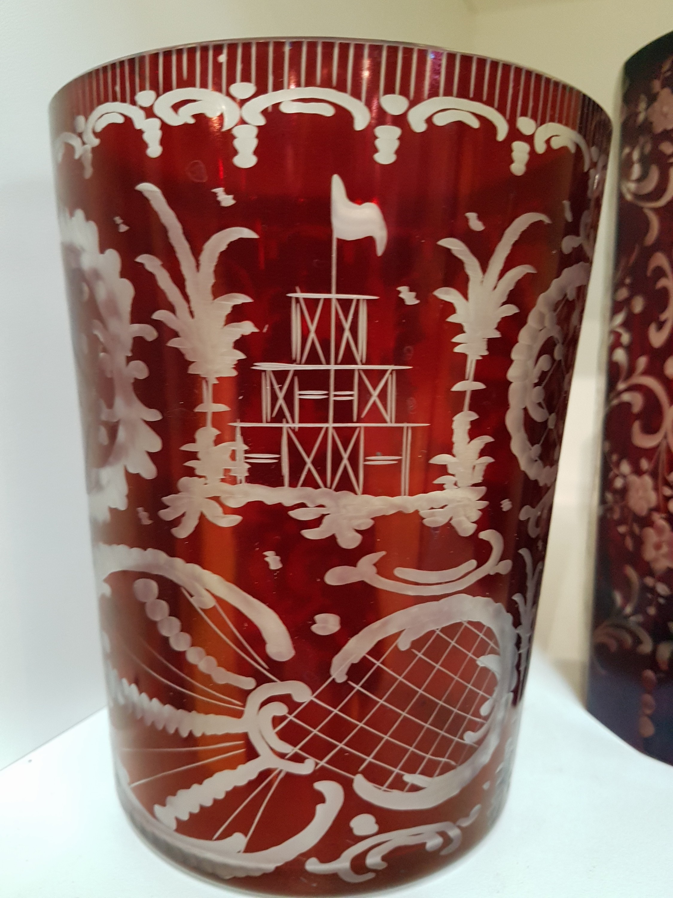 Detail e: Historismus Glasset, böhmisch, 19./20.Jh., farbloses Glas, rubiniert, floral-ornamentaler Dekor, Flasche (Stöpsel fehlt), 16 Gläser in z.T. leicht ...