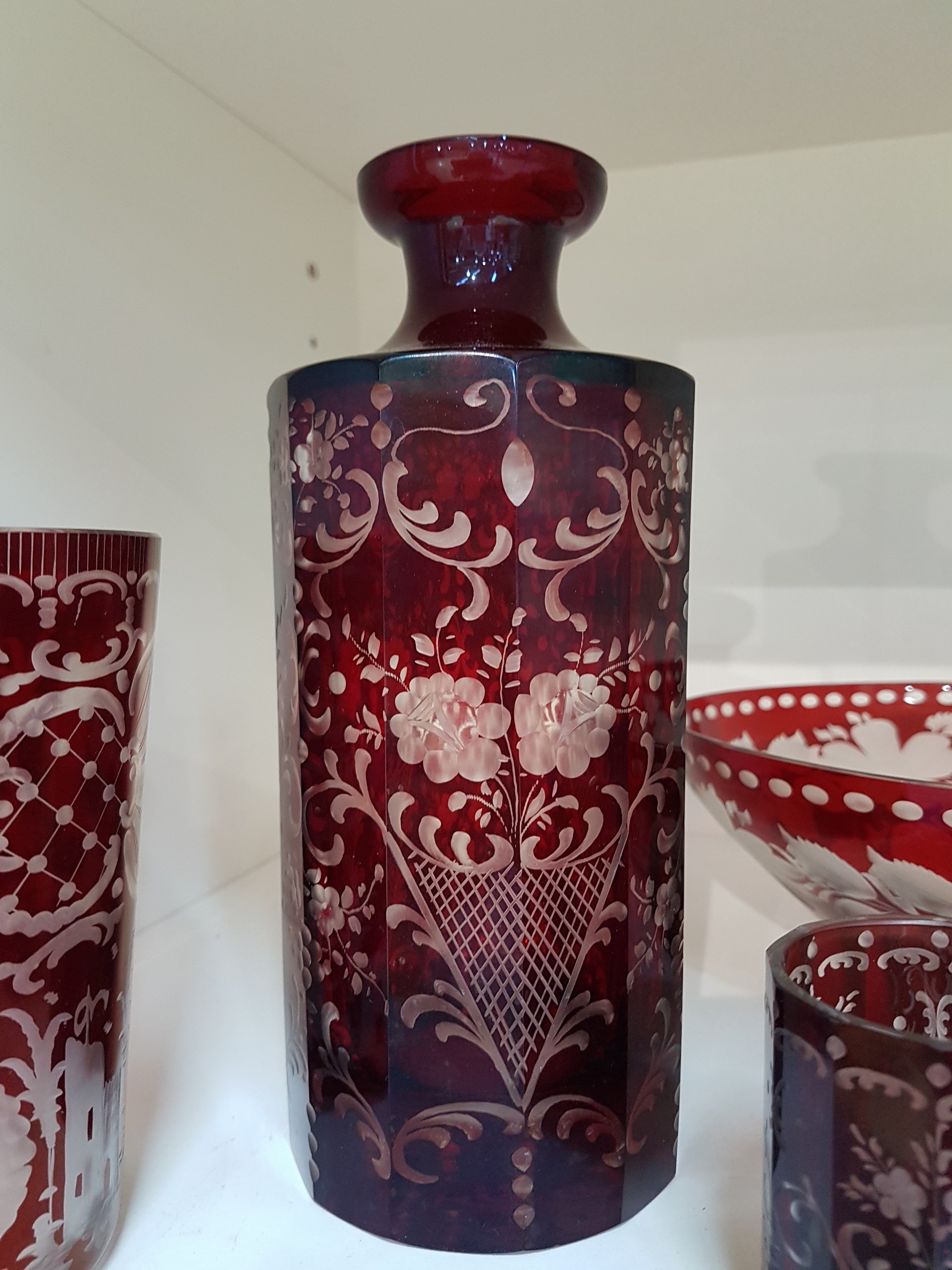 Detail f: Historismus Glasset, böhmisch, 19./20.Jh., farbloses Glas, rubiniert, floral-ornamentaler Dekor, Flasche (Stöpsel fehlt), 16 Gläser in z.T. leicht ...