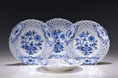 Image 26952261 - 4 Teller, Meissen, um 1890, 1. Wahl, Rand in Durchbrucharbeit, blaues Zwiebelmuster ...