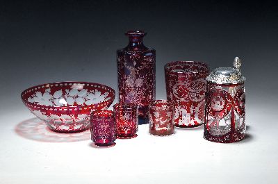Image Historismus Glasset, böhmisch, 19./20.Jh., farbloses Glas, rubiniert, ...