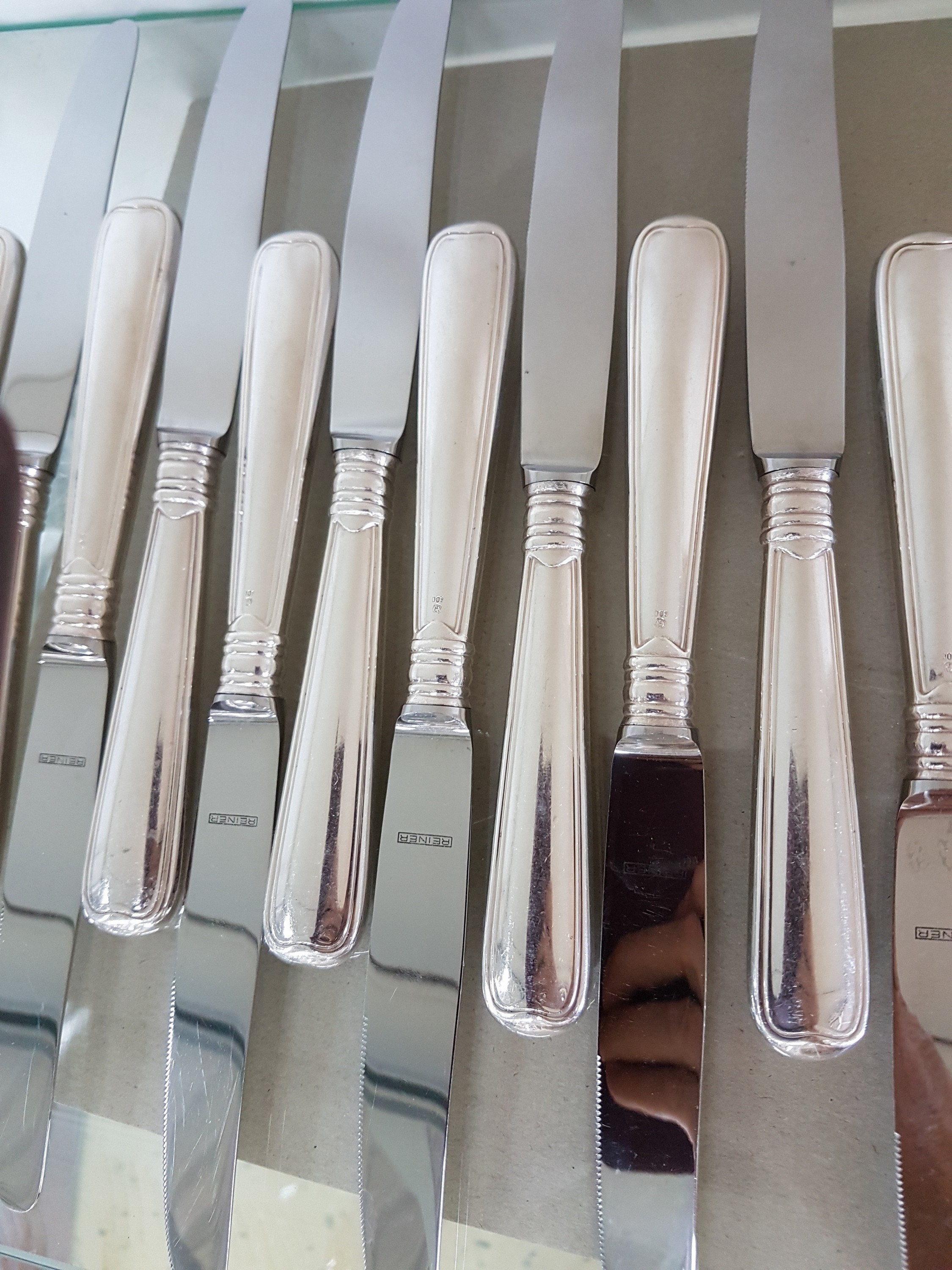 Detail e: Silberbesteck Alt Faden, Silbermanufaktur Gebr. Reiner, 800er, 12 Menuemesser, 12 Menuelöffel, 12 Menuegabeln, 12 Fischmesser u.12 Fischgabeln, 12 ...