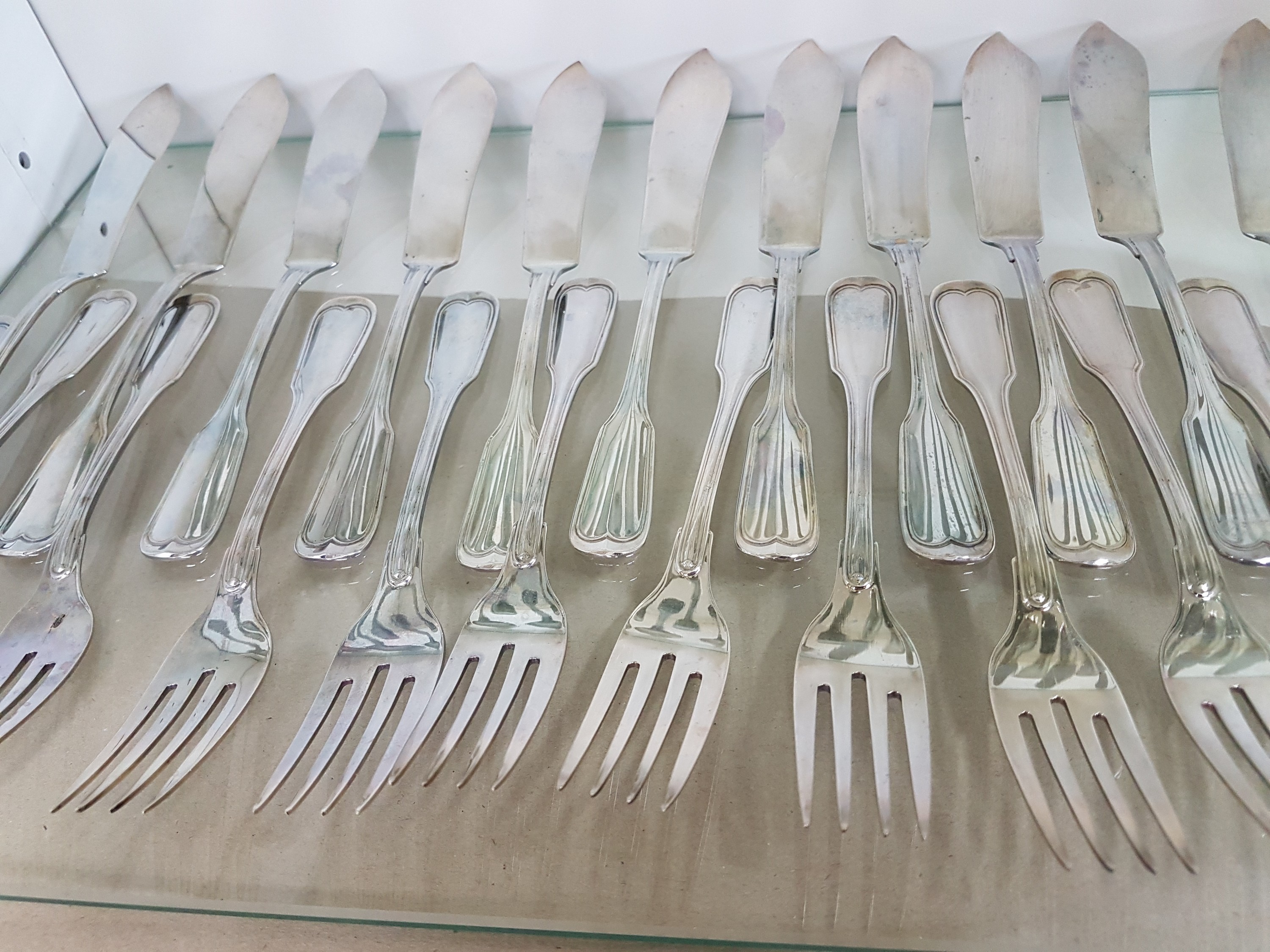 Detail f: Silberbesteck Alt Faden, Silbermanufaktur Gebr. Reiner, 800er, 12 Menuemesser, 12 Menuelöffel, 12 Menuegabeln, 12 Fischmesser u.12 Fischgabeln, 12 ...