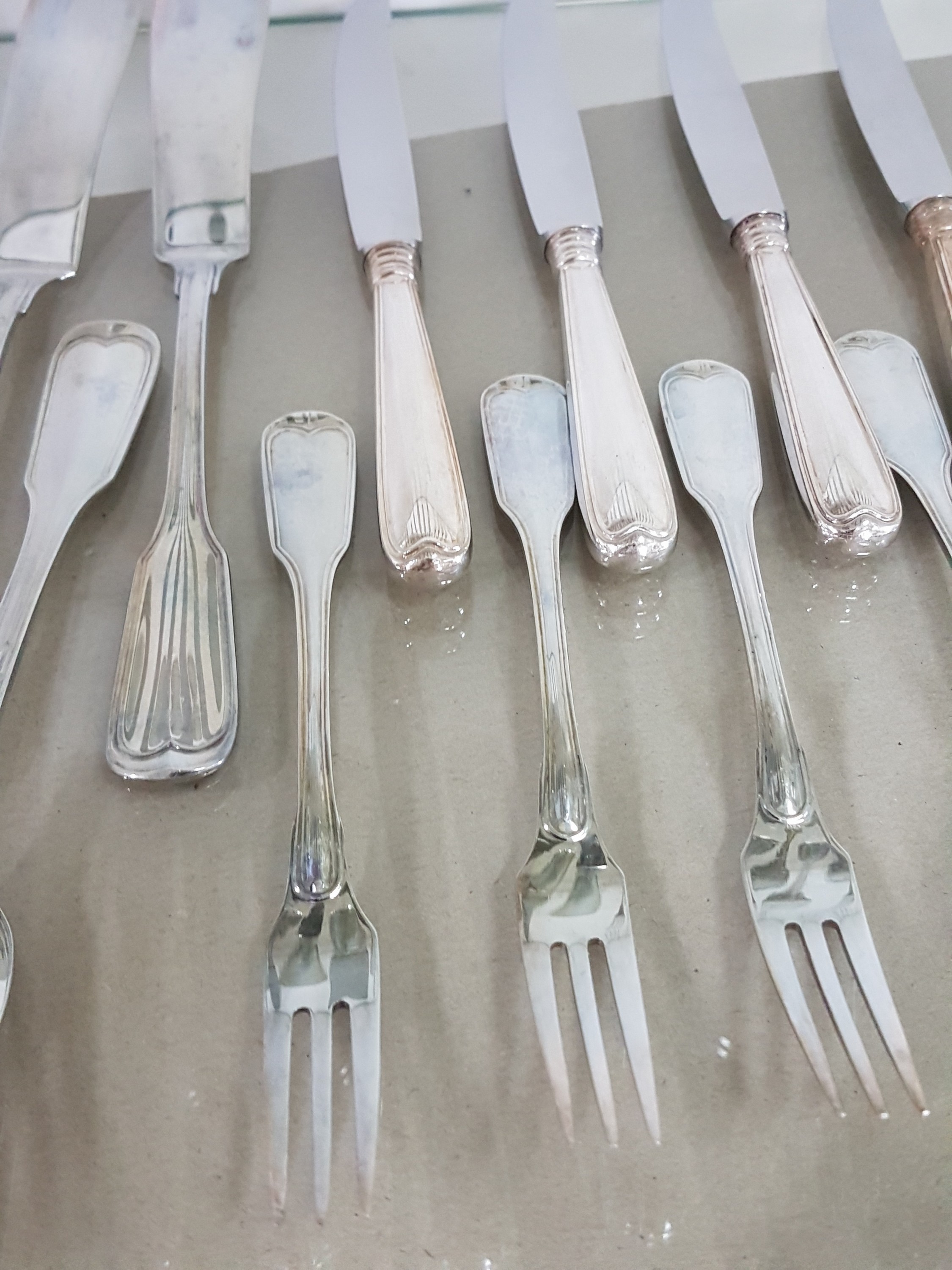Detail g: Silberbesteck Alt Faden, Silbermanufaktur Gebr. Reiner, 800er, 12 Menuemesser, 12 Menuelöffel, 12 Menuegabeln, 12 Fischmesser u.12 Fischgabeln, 12 ...