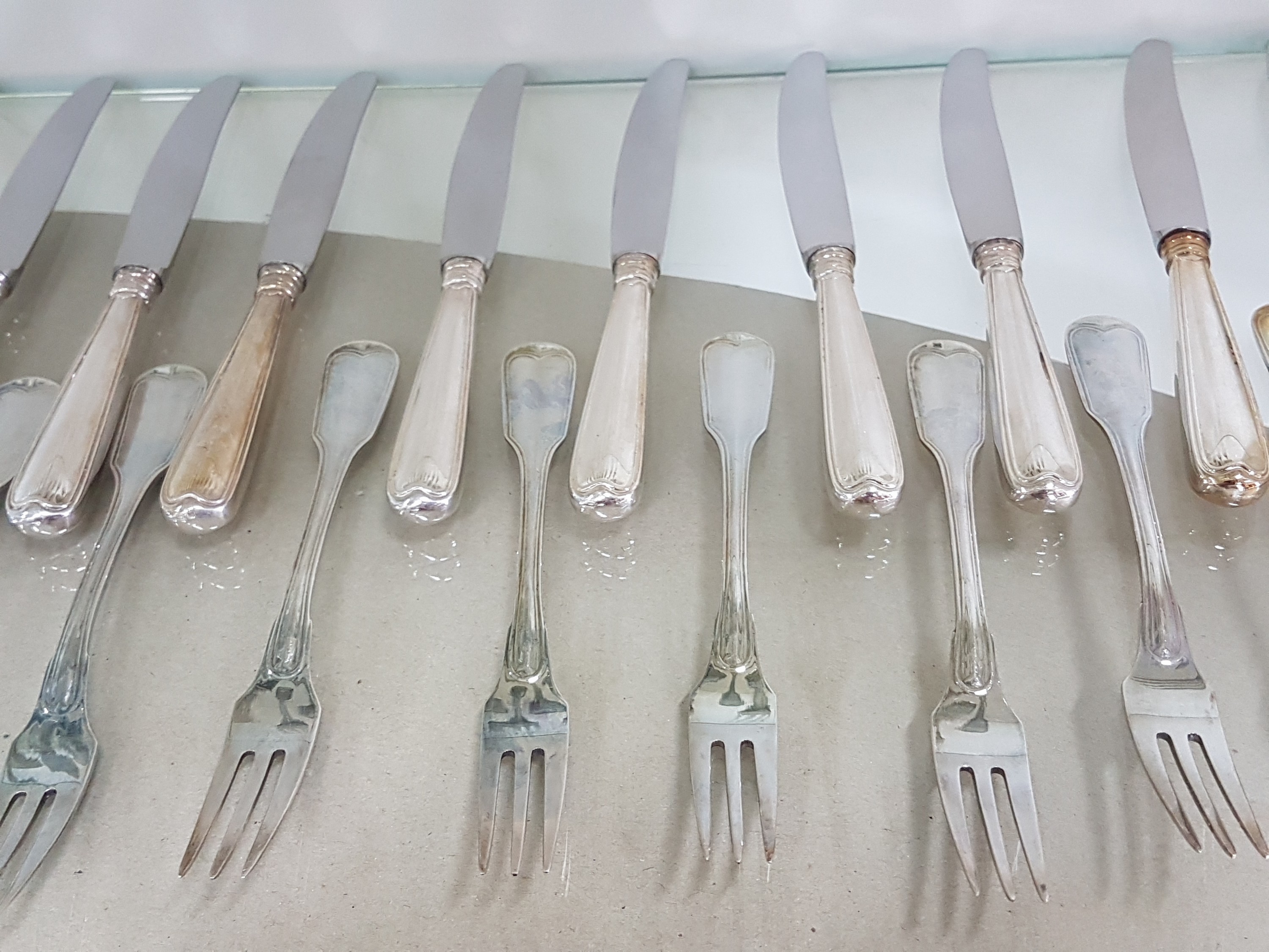 Detail h: Silberbesteck Alt Faden, Silbermanufaktur Gebr. Reiner, 800er, 12 Menuemesser, 12 Menuelöffel, 12 Menuegabeln, 12 Fischmesser u.12 Fischgabeln, 12 ...