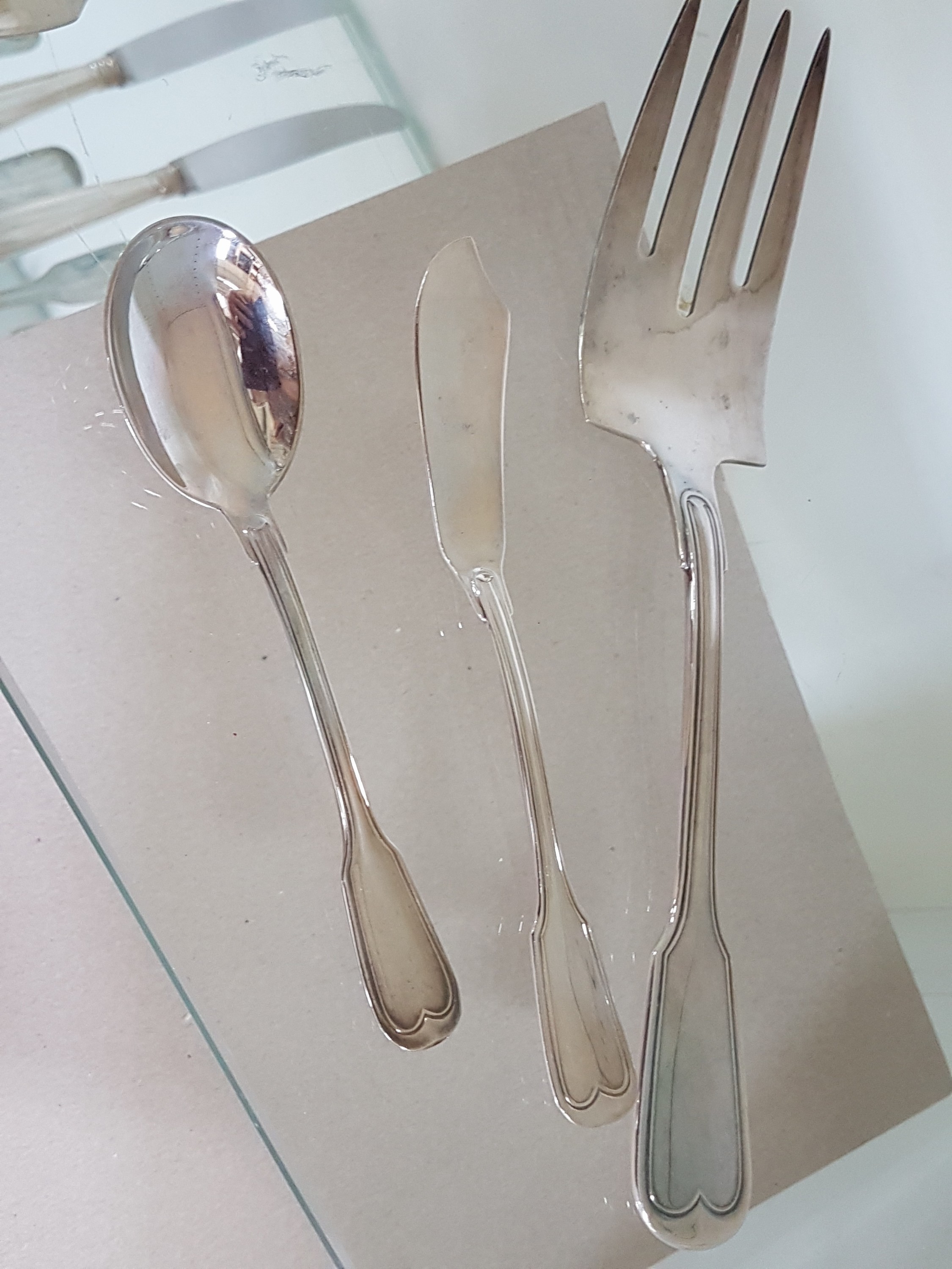 Detail j: Silberbesteck Alt Faden, Silbermanufaktur Gebr. Reiner, 800er, 12 Menuemesser, 12 Menuelöffel, 12 Menuegabeln, 12 Fischmesser u.12 Fischgabeln, 12 ...