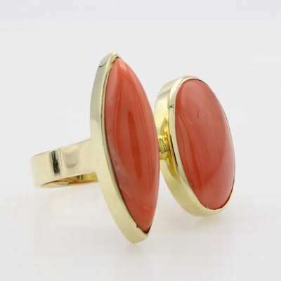 Image 26952387 - Ring mit Korallen, GG 585/000, navetteförm. u. ovale Koralle zus. ca. 10.90 ct, RW ...