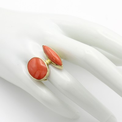 26952387a - Ring mit Korallen, GG 585/000, navetteförm. u. ovale Koralle zus. ca. 10.90 ct, RW ...
