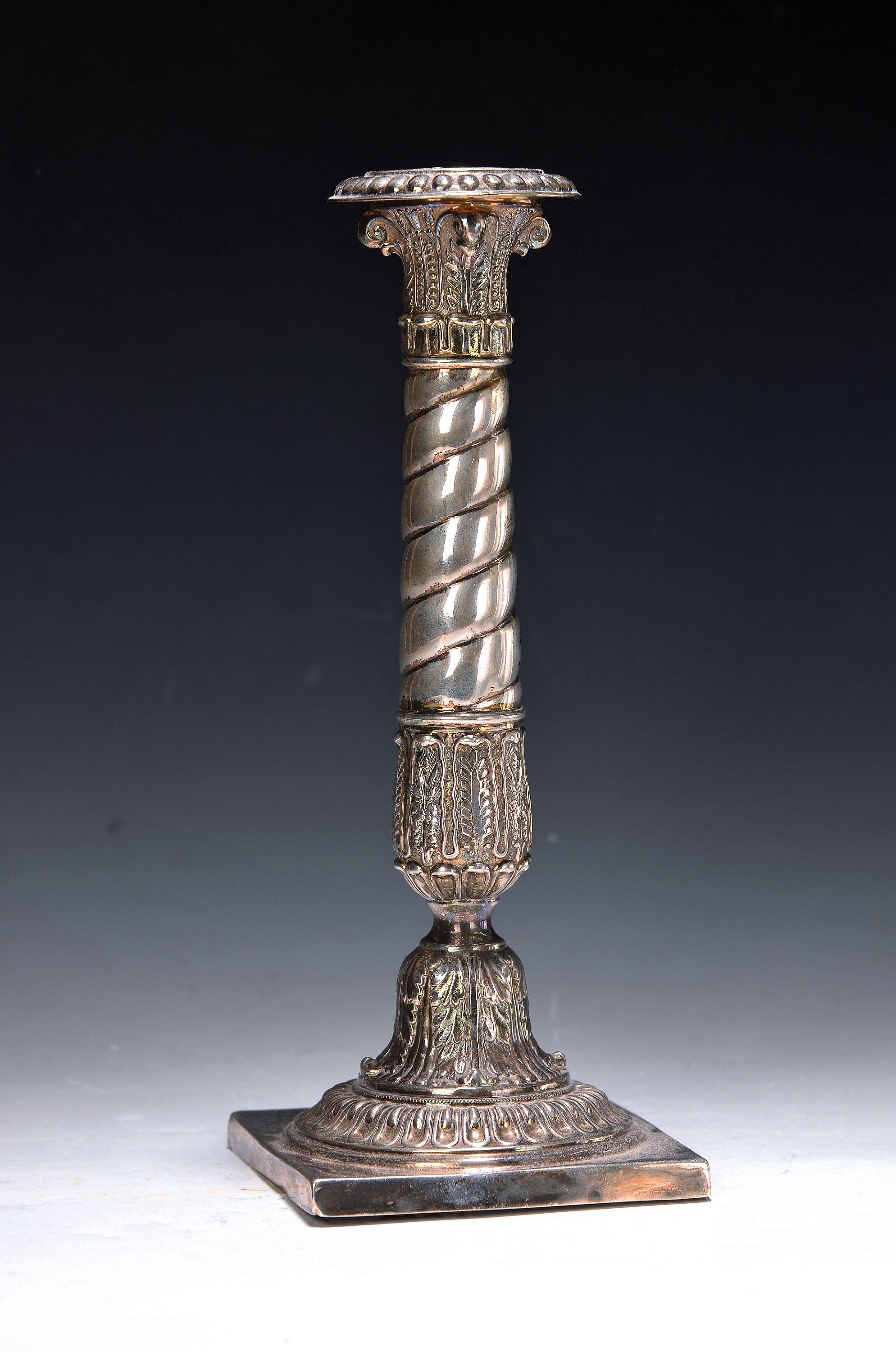 Berliner Leuchter des Spätklassizismus, Johann Georg Wilhelm Heinicke (1816-1855), 1.Hälfte 19.Jh., Tremolierstrich, Beschauzeichen Berliner Bär, ...