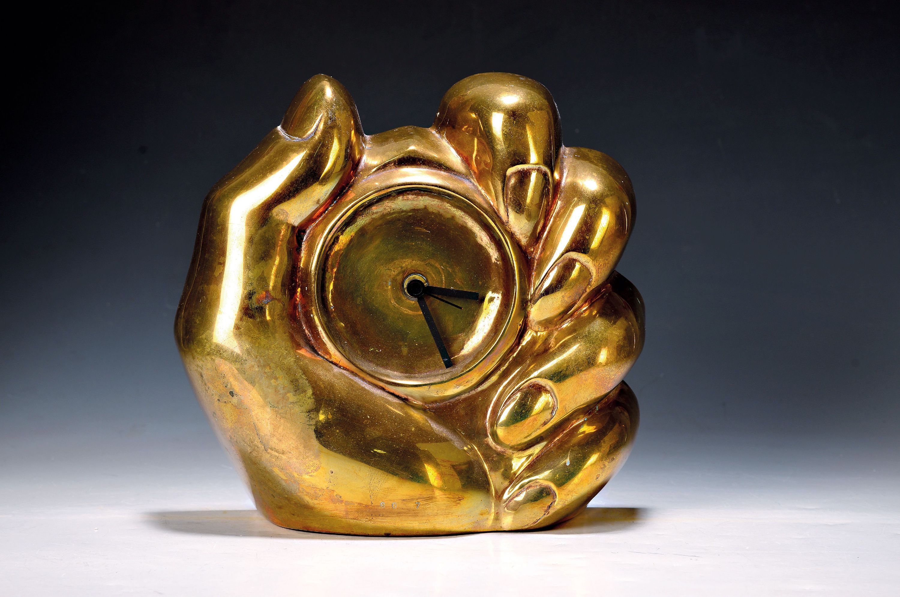 Helmut Lander, 1924 Weimar-2013 Darmstadt, Tischuhr, Bronzeskulptur in Form einer Hand, Quartzwerk nicht geprüft, H. ca. 25cm