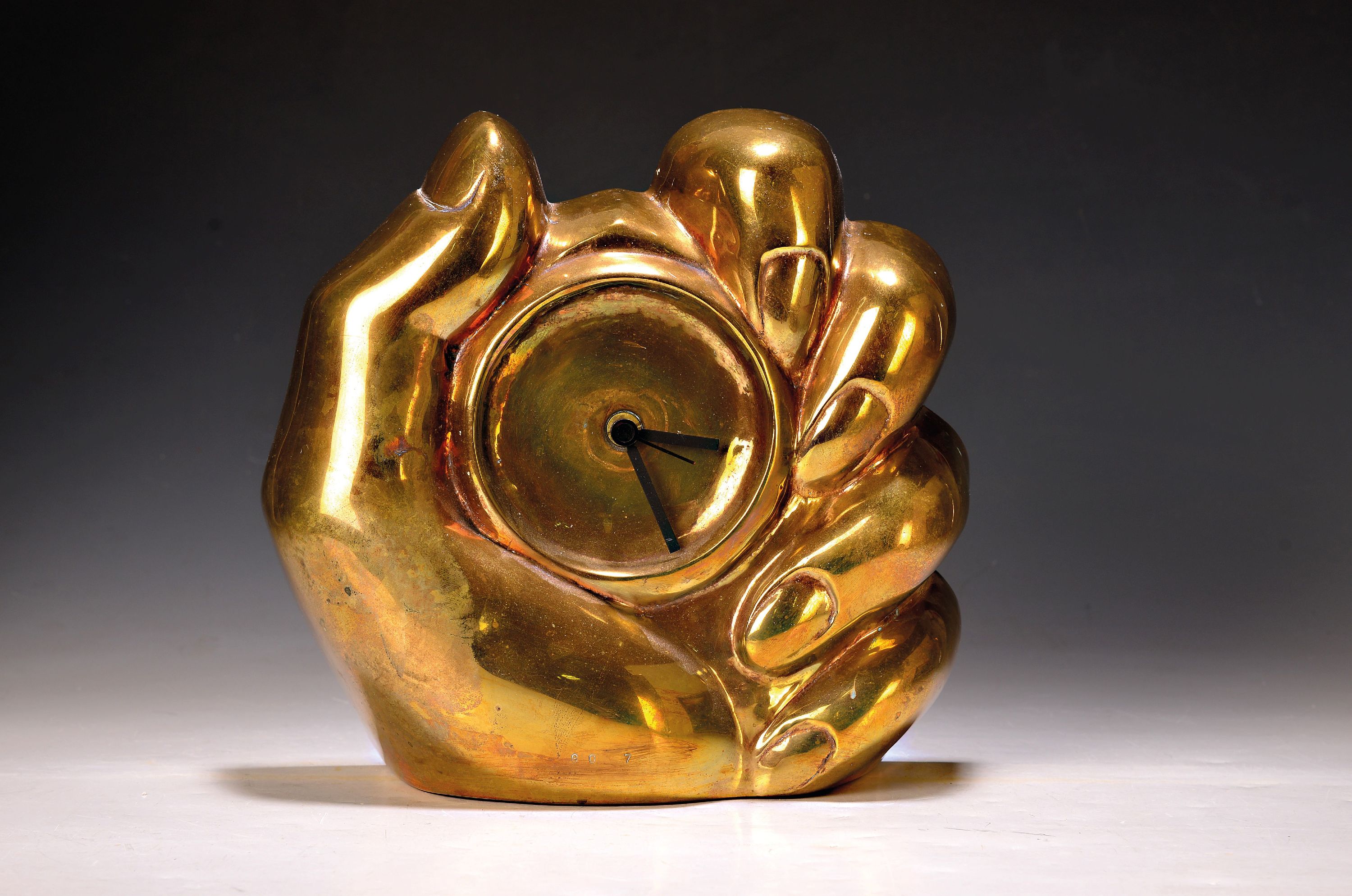 Detail k: Helmut Lander, 1924 Weimar-2013 Darmstadt, Tischuhr, Bronzeskulptur in Form einer Hand, Quartzwerk nicht geprüft, H. ca. 25cm