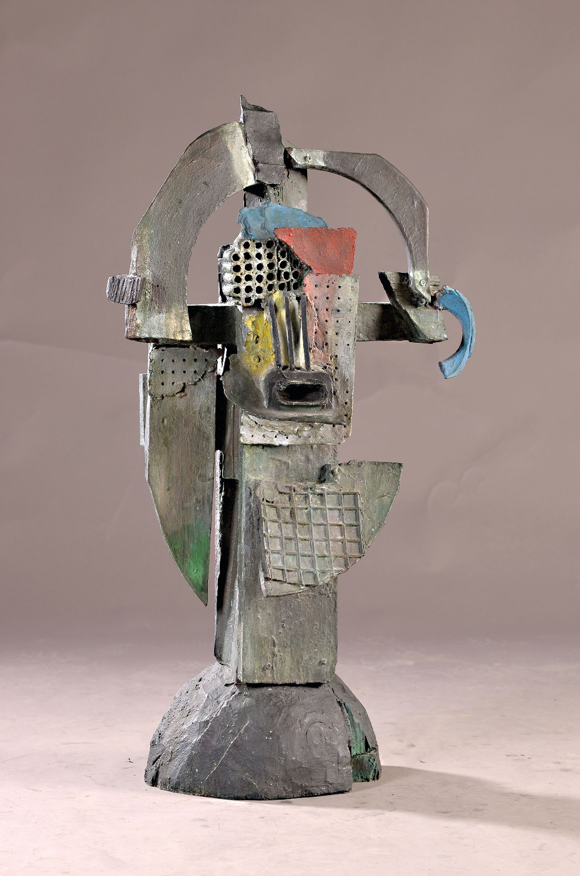 Detail k: Menno Fahl, geb. 1967 Hannover, Luftiger Kopf, Metallskulptur partiell bunt gefaßt, signiert, dat. 2010, num. 6/6, H. ca. 88cm, Studium an der ...