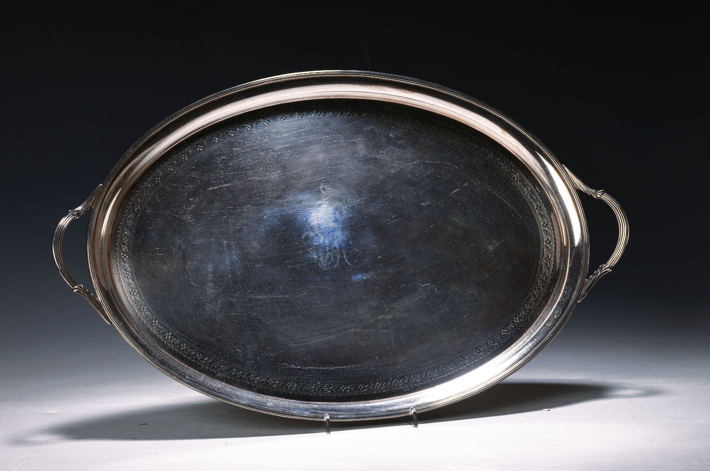 Tablett, England, Birmingham, 1920, 925er Sterling Silber, zwei Henkel mit Palmettendekor, im Oval ca. 46x34cm, ca. 1750 g.