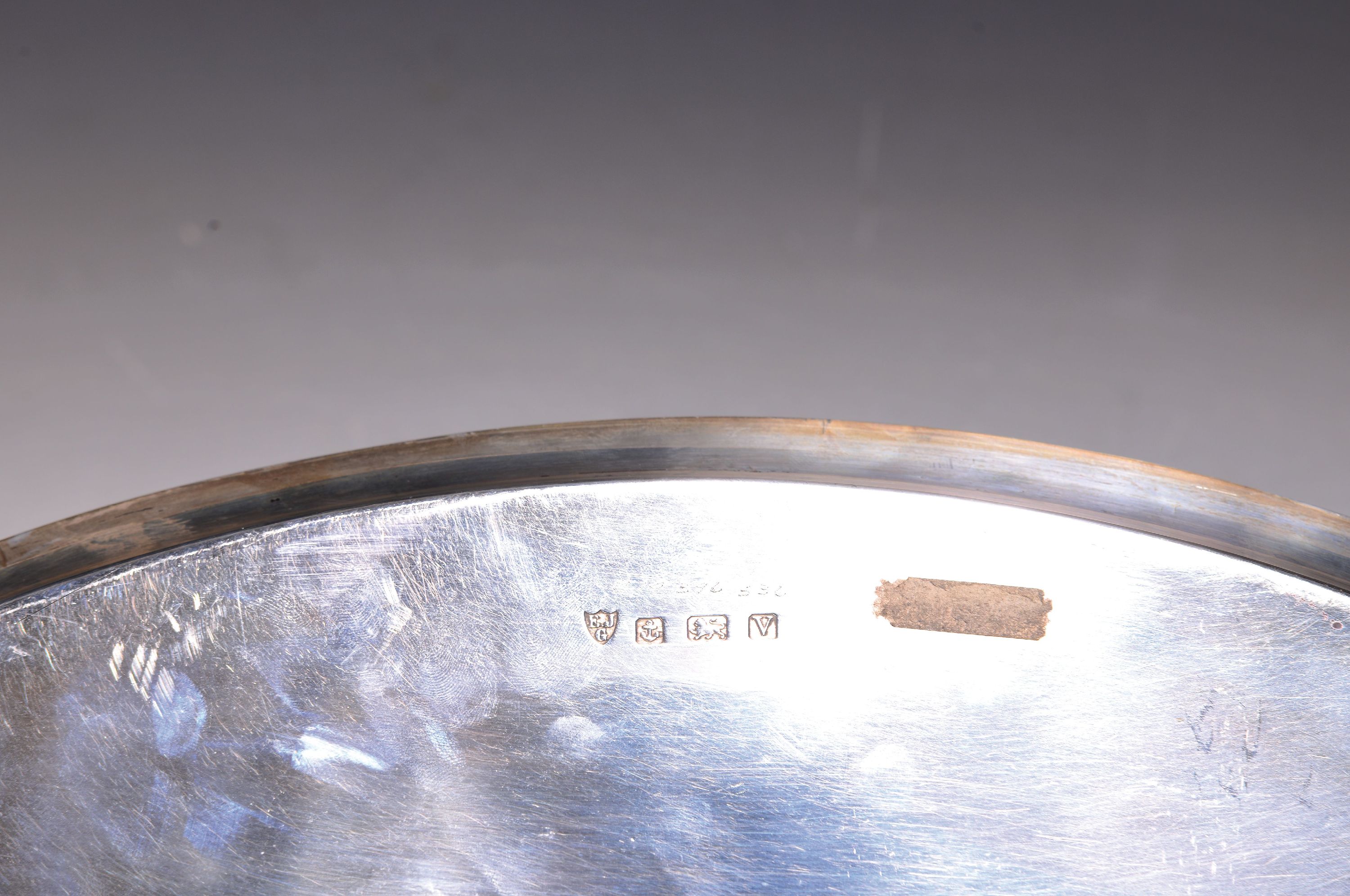 Detail a: Tablett, England, Birmingham, 1920, 925er Sterling Silber, zwei Henkel mit Palmettendekor, im Oval ca. 46x34cm, ca. 1750 g.