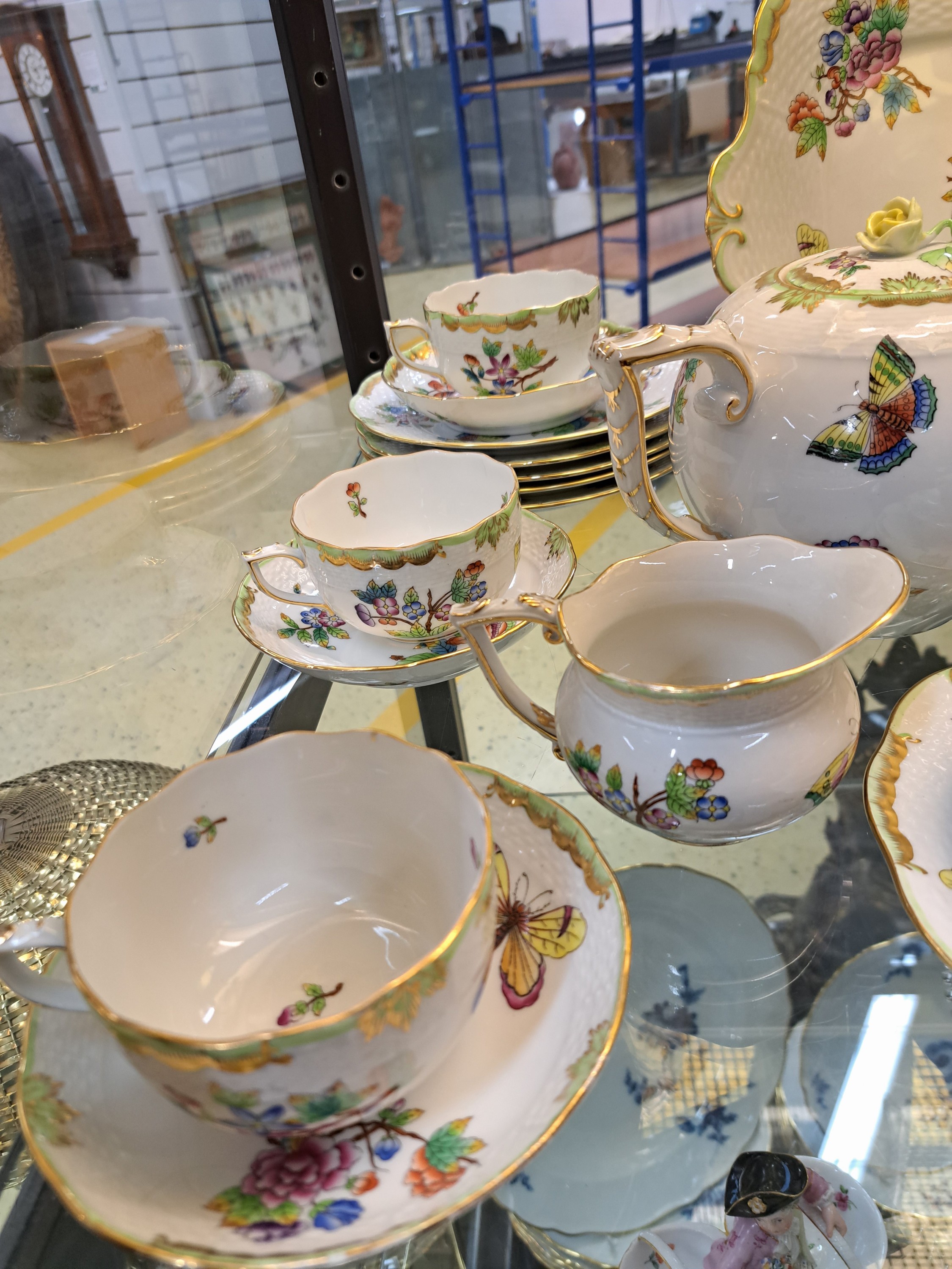 Detail c: Teeservice für 6 Personen, Herend Ungarn, Dekor Viktoria, Kanne, Zuckerdose, Milchkännchen, 6 Tassen mit Untertassen, 6 Kuchenteller, eine ...