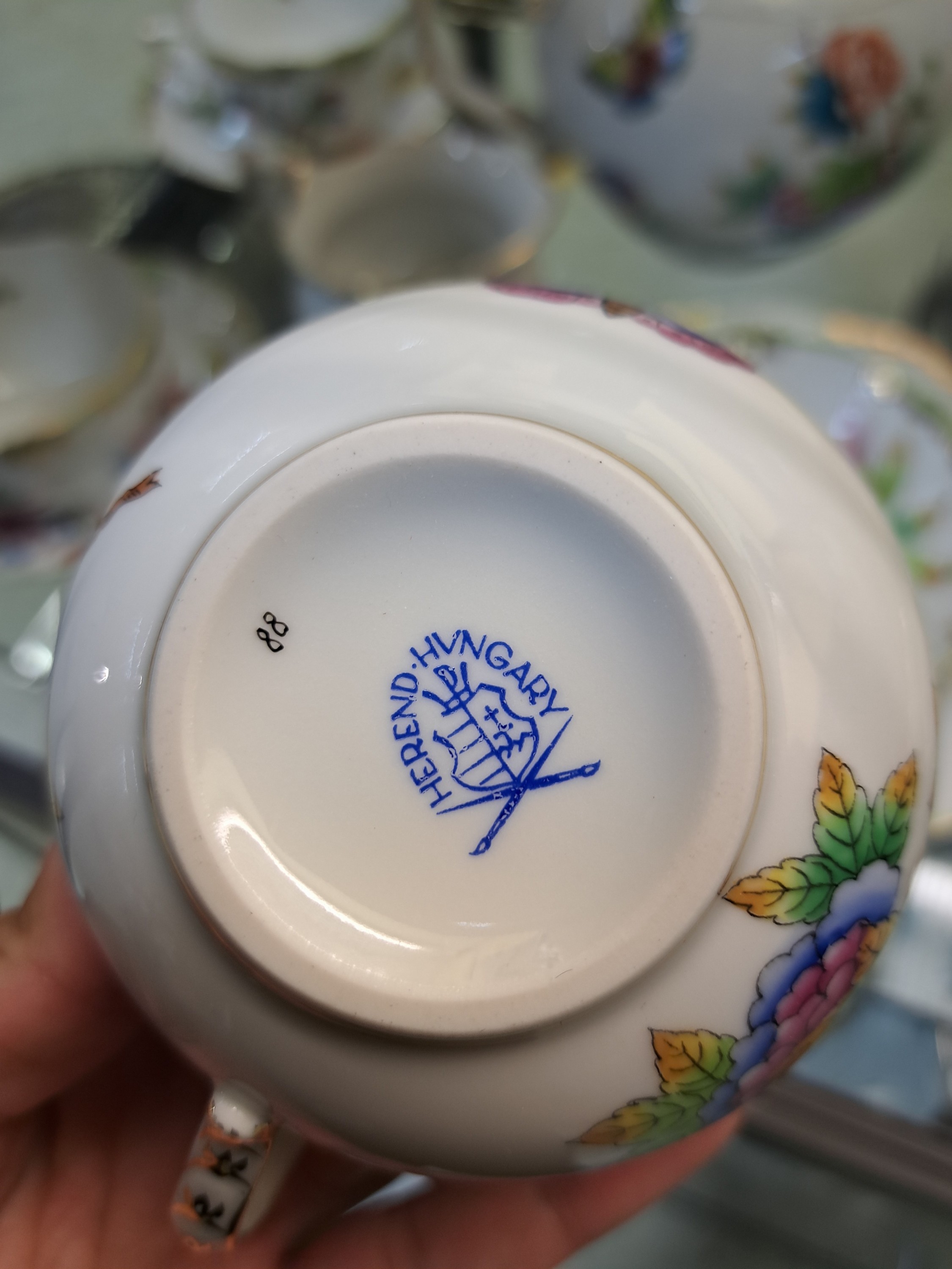 Detail e: Teeservice für 6 Personen, Herend Ungarn, Dekor Viktoria, Kanne, Zuckerdose, Milchkännchen, 6 Tassen mit Untertassen, 6 Kuchenteller, eine ...