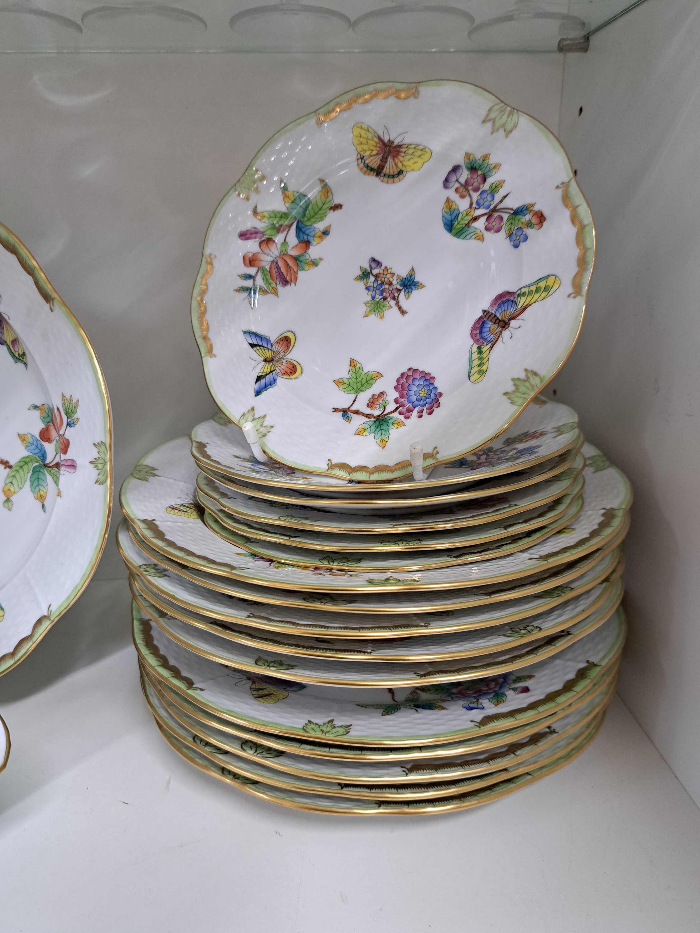 Detail b: Speiseservice für 6 Personen, Herend Ungarn, Dekor Viktoria, 6 flache Teller, 6 tiefe Teller, 6 Dessertteller, ovale Platte, runde Platte, runde ...