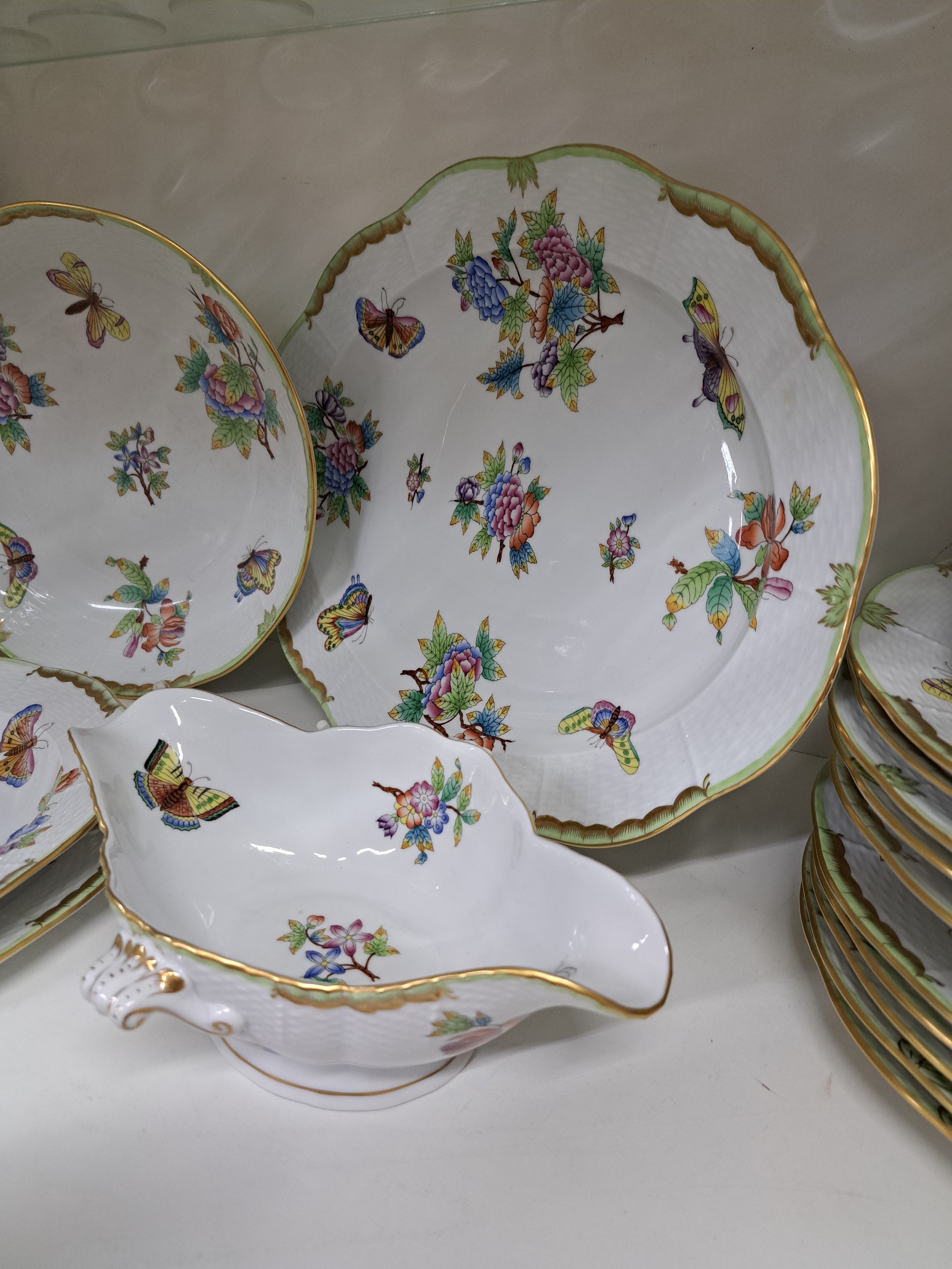 Detail c: Speiseservice für 6 Personen, Herend Ungarn, Dekor Viktoria, 6 flache Teller, 6 tiefe Teller, 6 Dessertteller, ovale Platte, runde Platte, runde ...