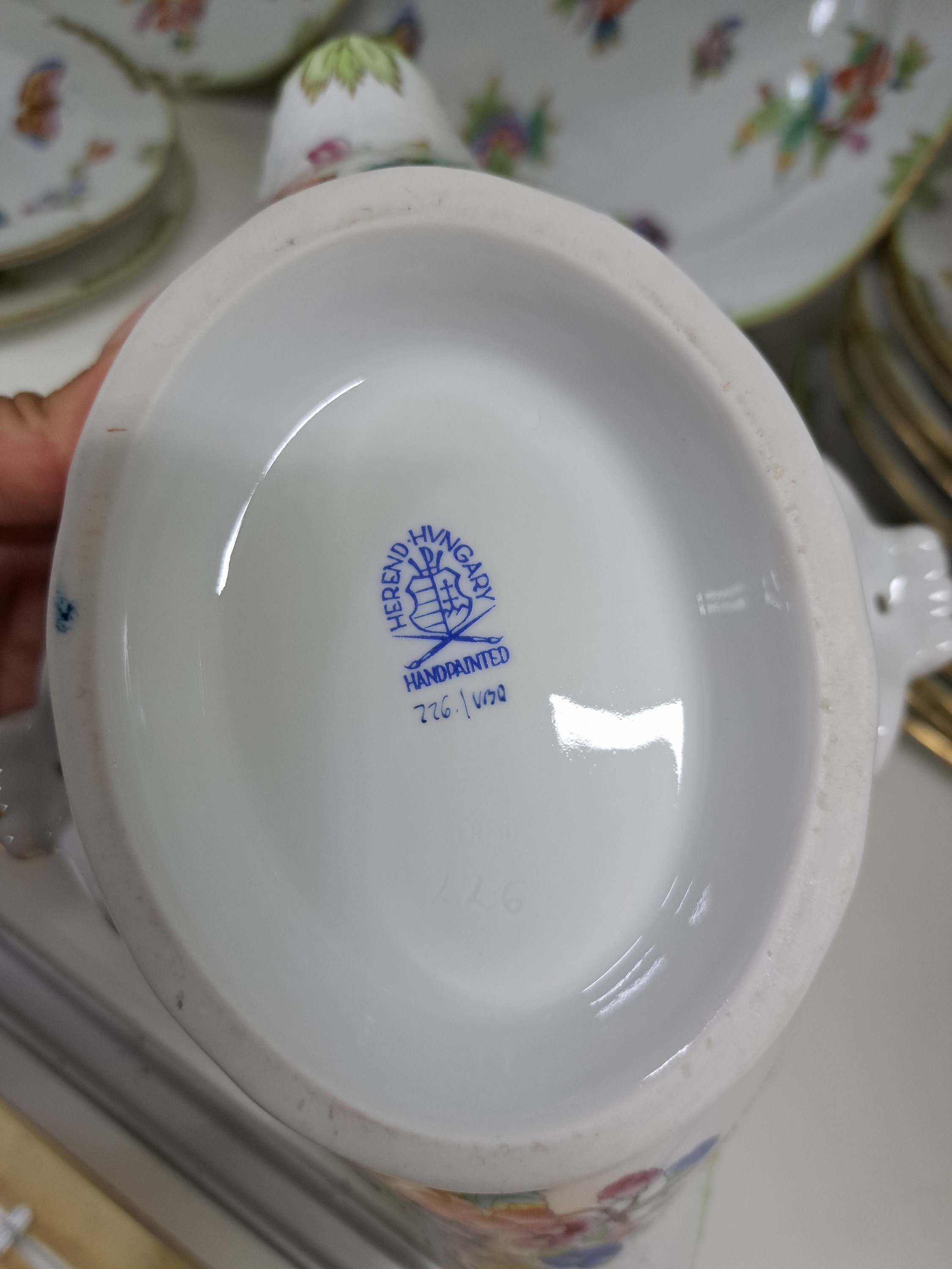 Detail d: Speiseservice für 6 Personen, Herend Ungarn, Dekor Viktoria, 6 flache Teller, 6 tiefe Teller, 6 Dessertteller, ovale Platte, runde Platte, runde ...
