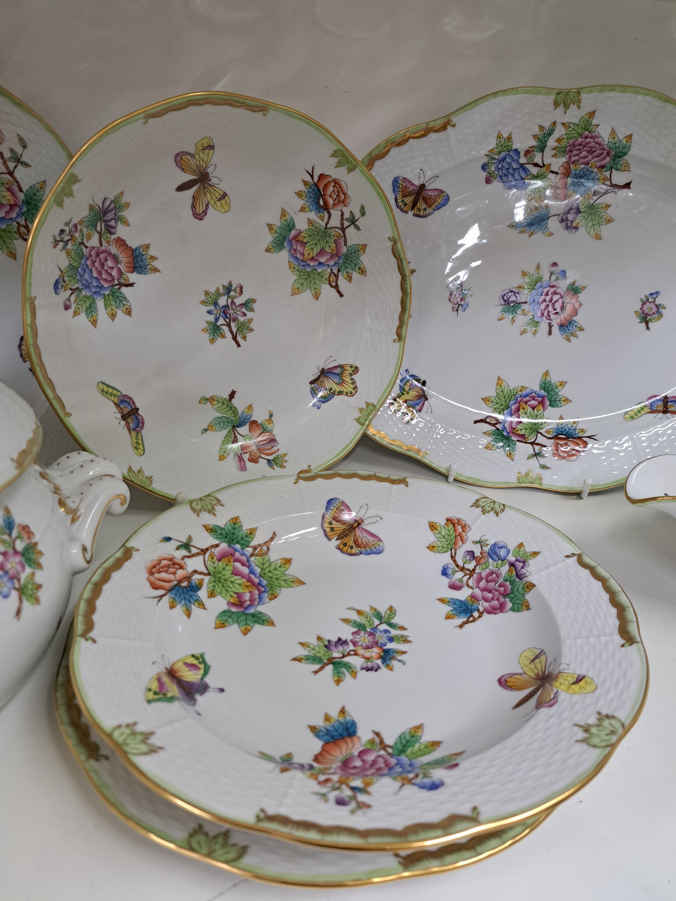 Detail e: Speiseservice für 6 Personen, Herend Ungarn, Dekor Viktoria, 6 flache Teller, 6 tiefe Teller, 6 Dessertteller, ovale Platte, runde Platte, runde ...