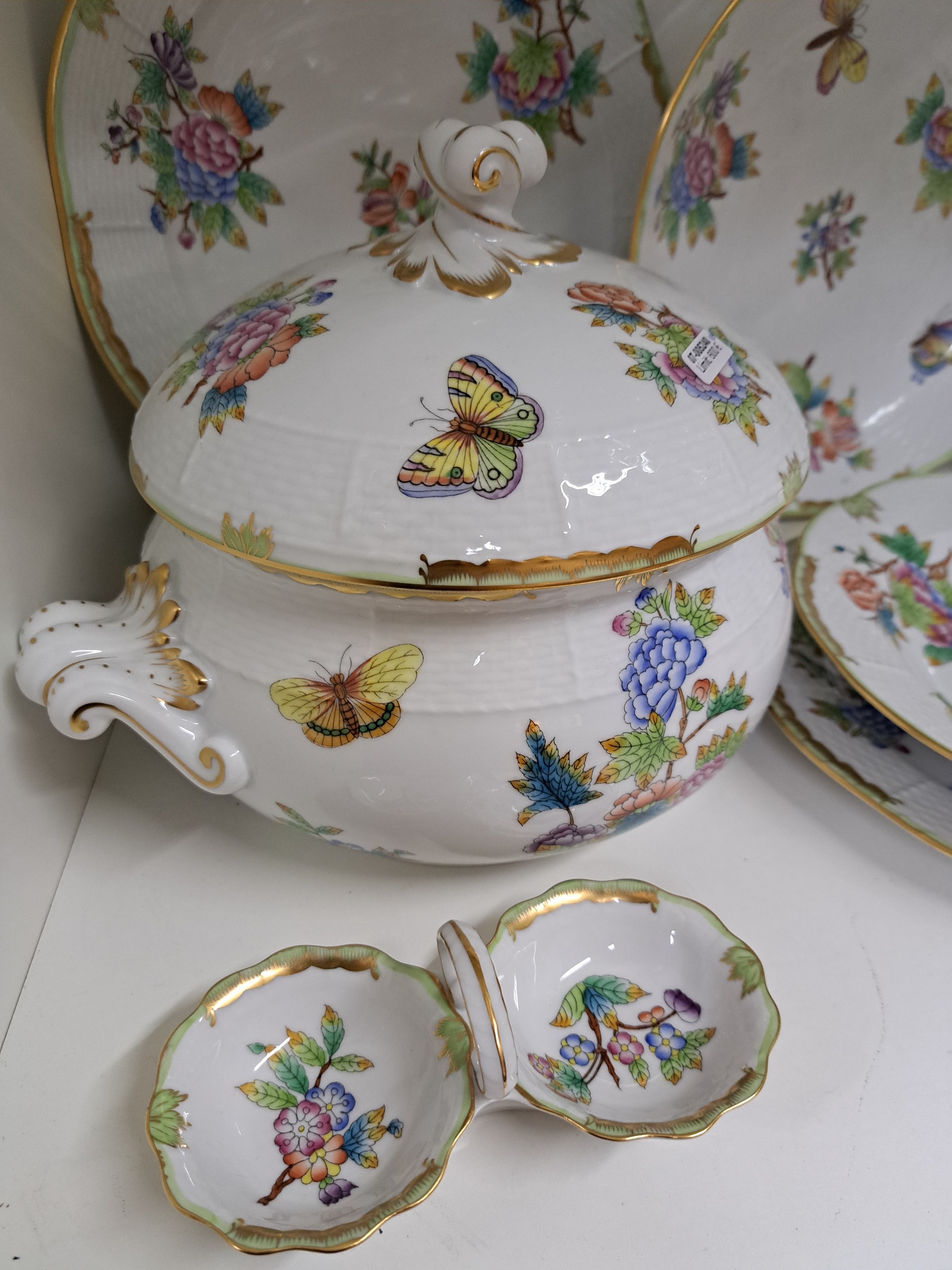 Detail f: Speiseservice für 6 Personen, Herend Ungarn, Dekor Viktoria, 6 flache Teller, 6 tiefe Teller, 6 Dessertteller, ovale Platte, runde Platte, runde ...