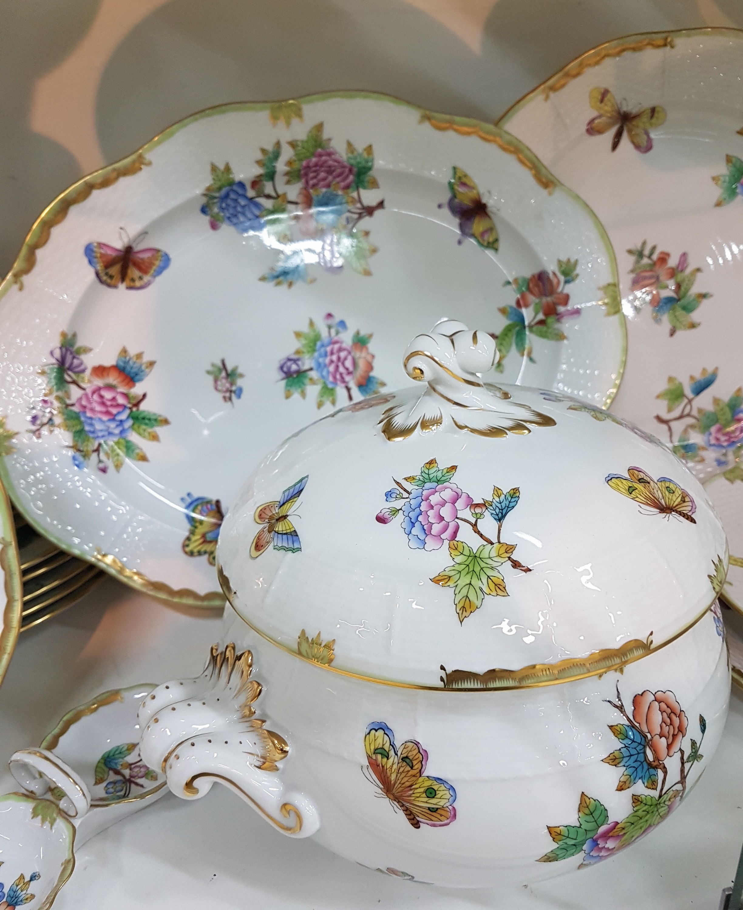 Detail g: Speiseservice für 6 Personen, Herend Ungarn, Dekor Viktoria, 6 flache Teller, 6 tiefe Teller, 6 Dessertteller, ovale Platte, runde Platte, runde ...