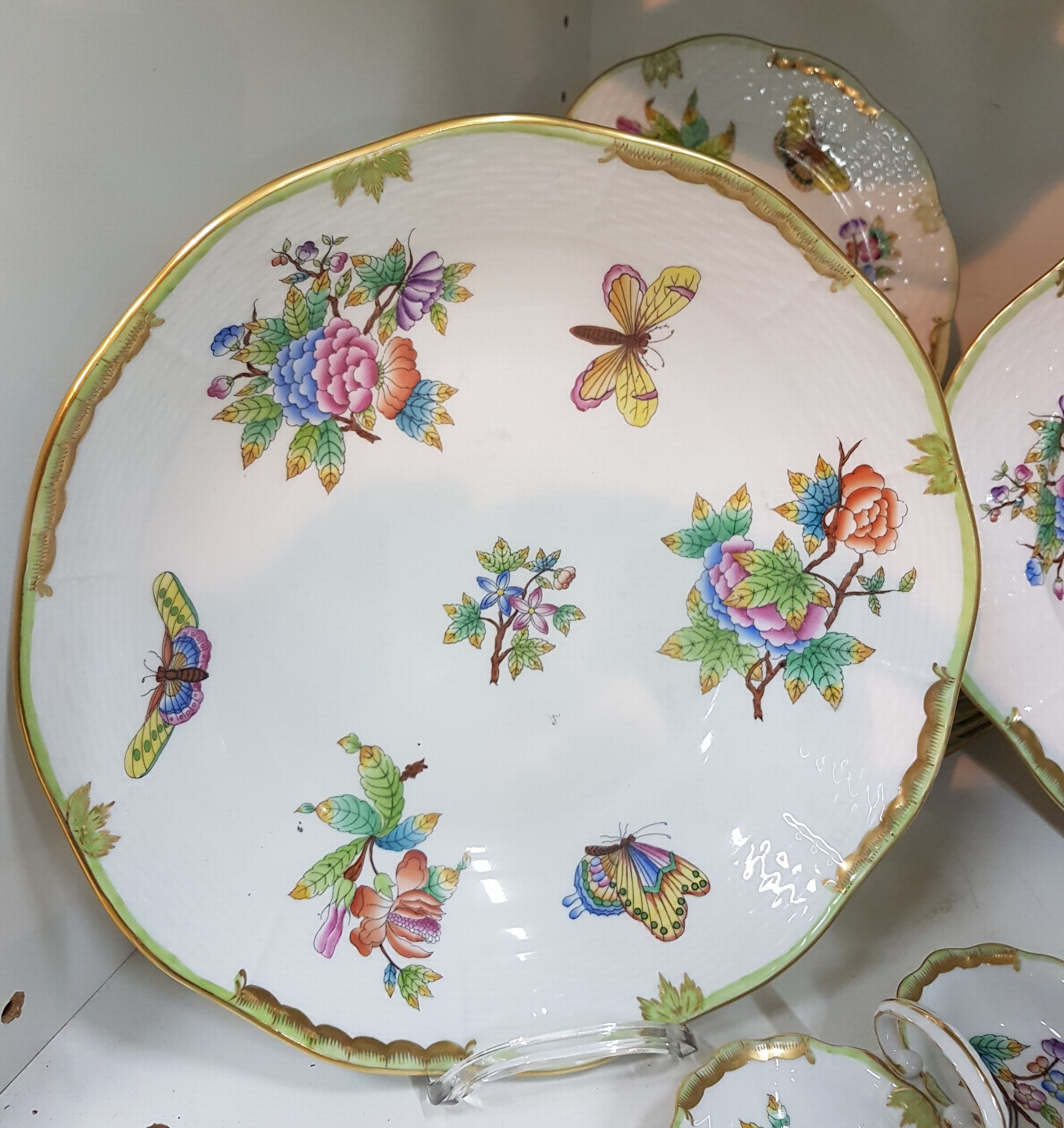 Detail h: Speiseservice für 6 Personen, Herend Ungarn, Dekor Viktoria, 6 flache Teller, 6 tiefe Teller, 6 Dessertteller, ovale Platte, runde Platte, runde ...
