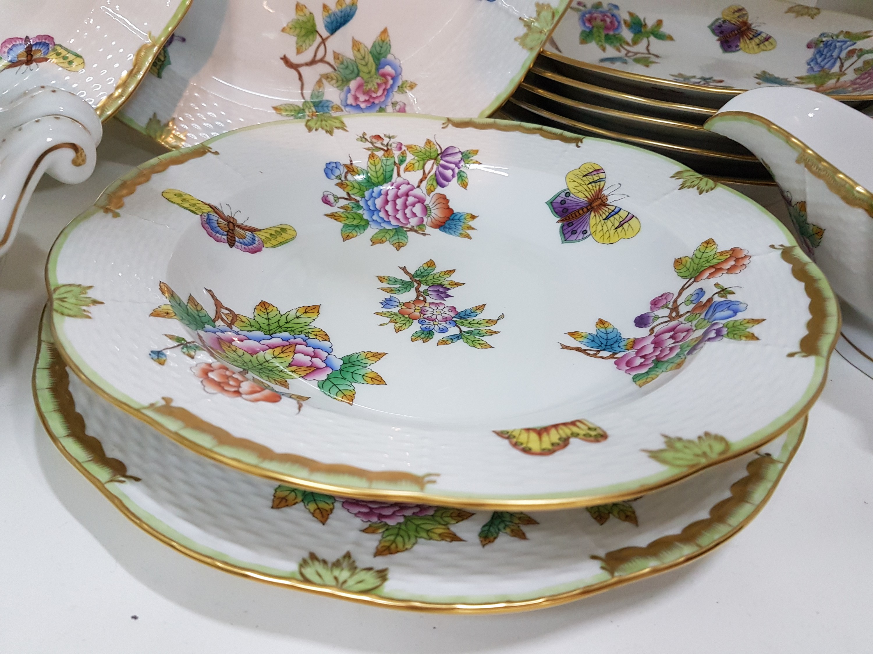 Detail i: Speiseservice für 6 Personen, Herend Ungarn, Dekor Viktoria, 6 flache Teller, 6 tiefe Teller, 6 Dessertteller, ovale Platte, runde Platte, runde ...