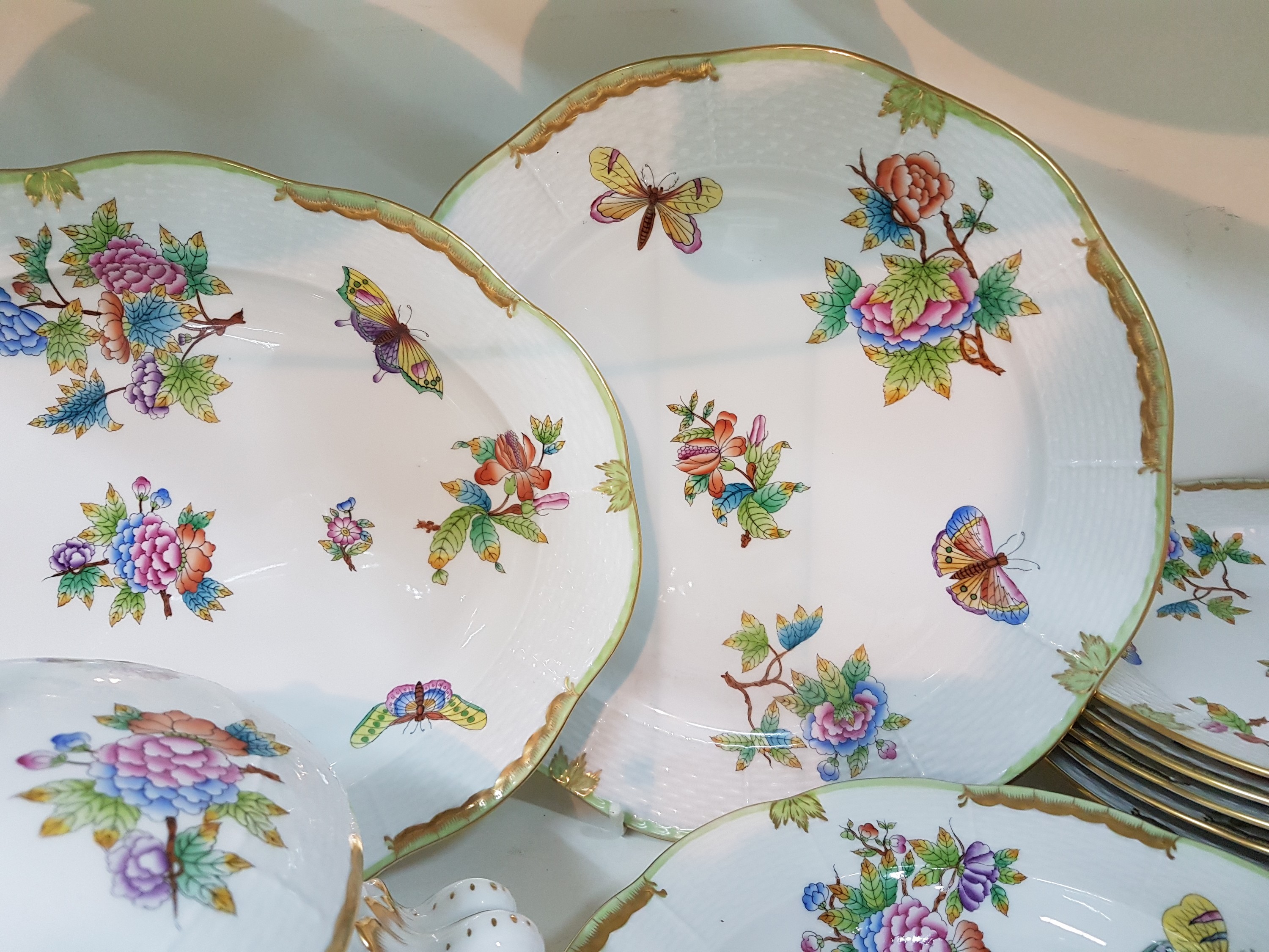 Detail j: Speiseservice für 6 Personen, Herend Ungarn, Dekor Viktoria, 6 flache Teller, 6 tiefe Teller, 6 Dessertteller, ovale Platte, runde Platte, runde ...