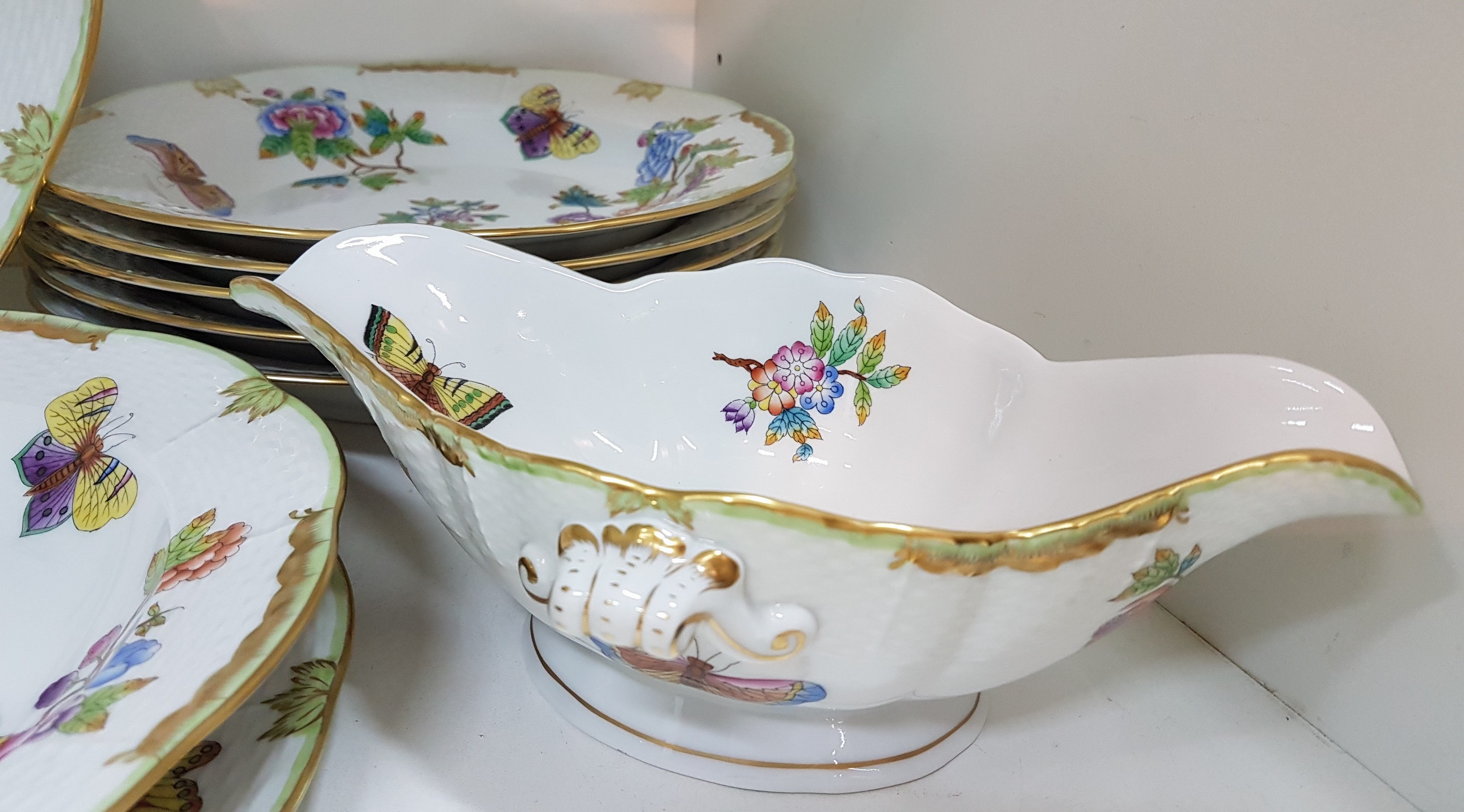 Detail k: Speiseservice für 6 Personen, Herend Ungarn, Dekor Viktoria, 6 flache Teller, 6 tiefe Teller, 6 Dessertteller, ovale Platte, runde Platte, runde ...