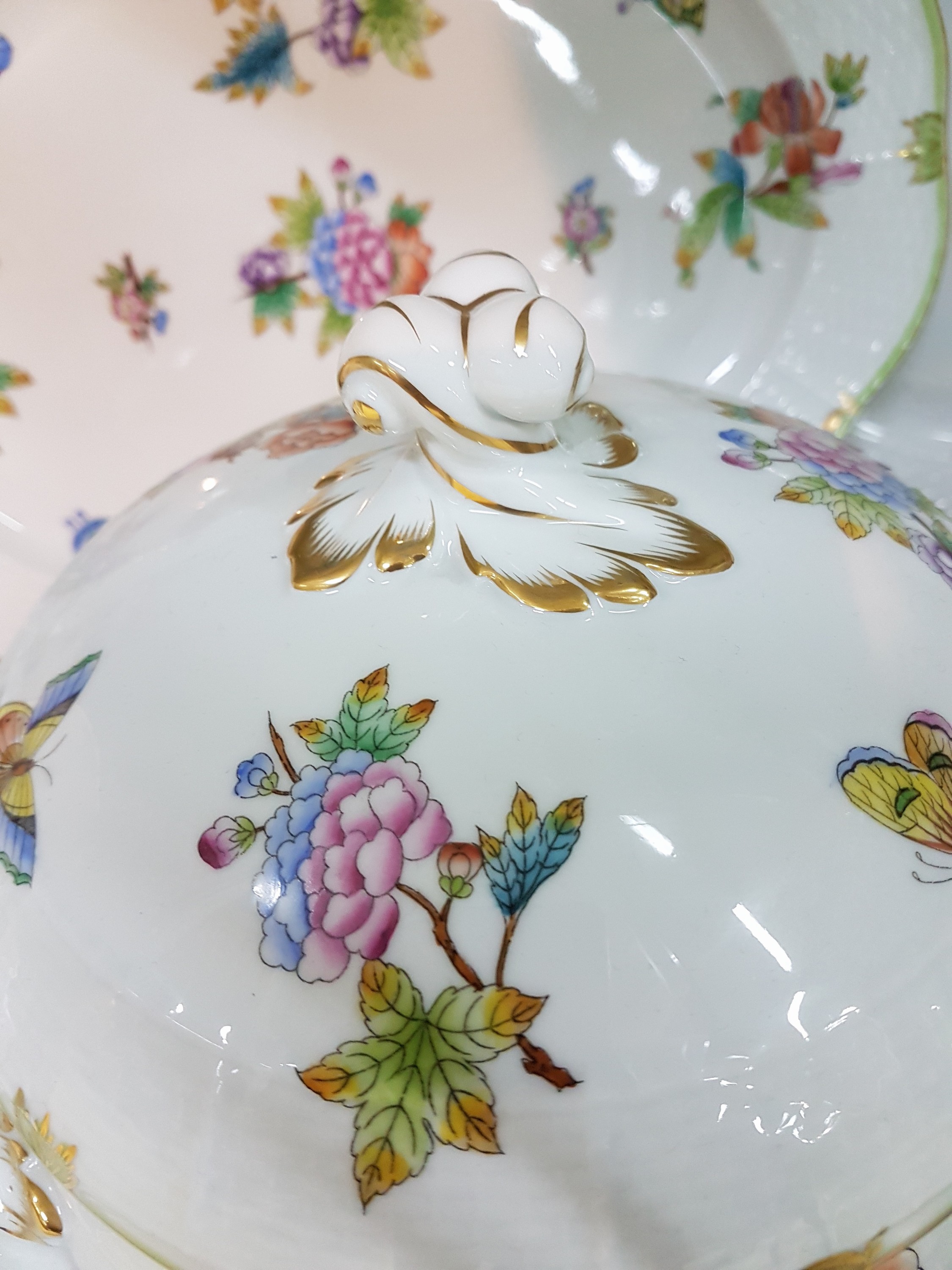 Detail l: Speiseservice für 6 Personen, Herend Ungarn, Dekor Viktoria, 6 flache Teller, 6 tiefe Teller, 6 Dessertteller, ovale Platte, runde Platte, runde ...