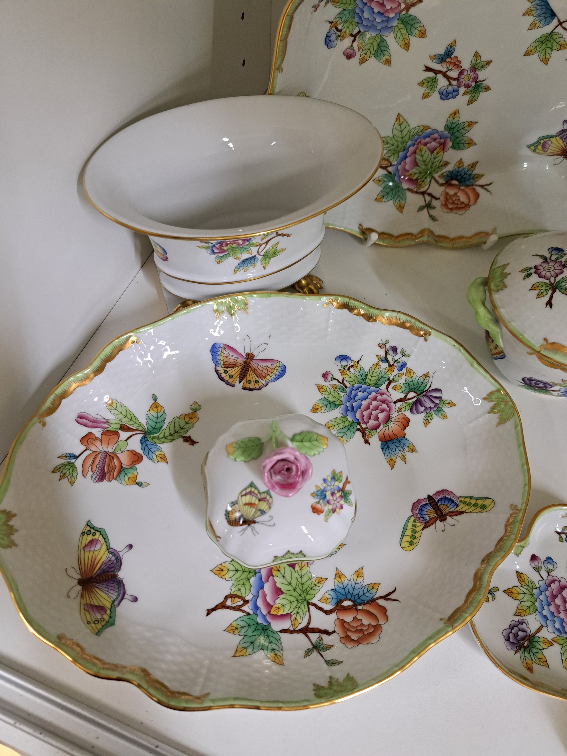 Detail b: 6 Teile Porzellan, Herend Ungarn, Dekor Viktoria, ovale Schale 26x21cm, dreieckige Schale D. ca. 24cm, herzförmiges Schälchen 10x10cm, Deckeldose ...
