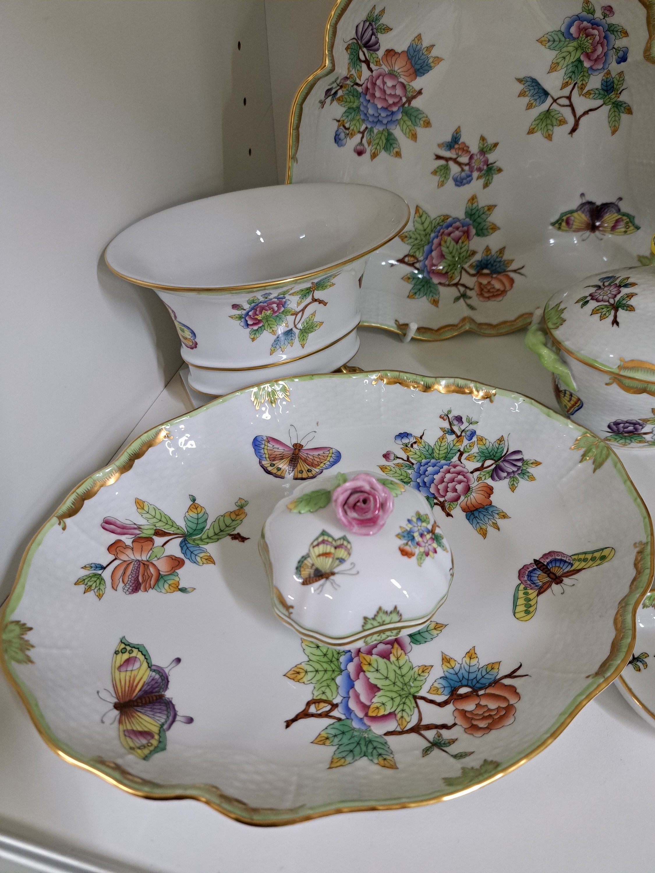 Detail c: 6 Teile Porzellan, Herend Ungarn, Dekor Viktoria, ovale Schale 26x21cm, dreieckige Schale D. ca. 24cm, herzförmiges Schälchen 10x10cm, Deckeldose ...