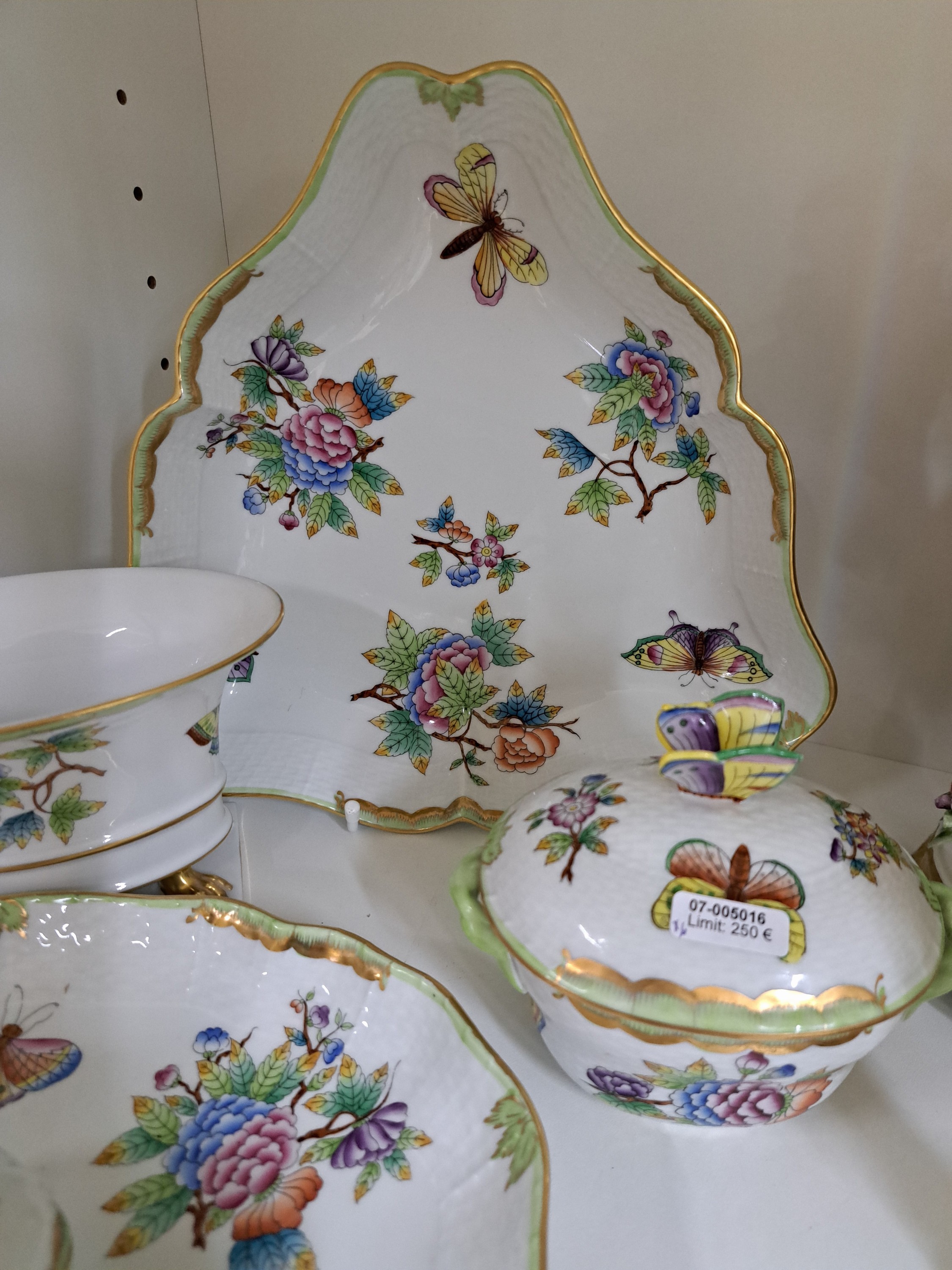 Detail d: 6 Teile Porzellan, Herend Ungarn, Dekor Viktoria, ovale Schale 26x21cm, dreieckige Schale D. ca. 24cm, herzförmiges Schälchen 10x10cm, Deckeldose ...
