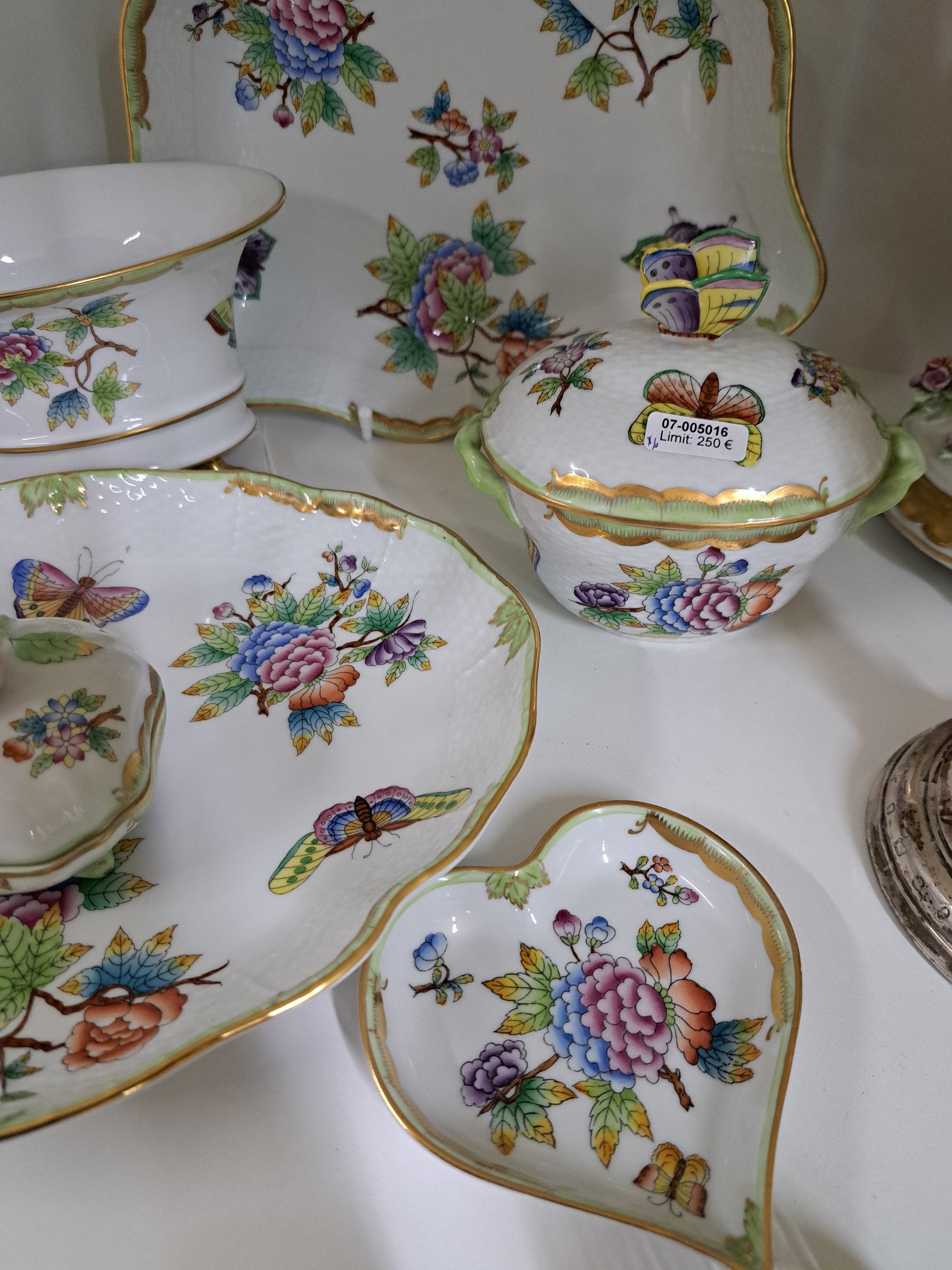 Detail e: 6 Teile Porzellan, Herend Ungarn, Dekor Viktoria, ovale Schale 26x21cm, dreieckige Schale D. ca. 24cm, herzförmiges Schälchen 10x10cm, Deckeldose ...
