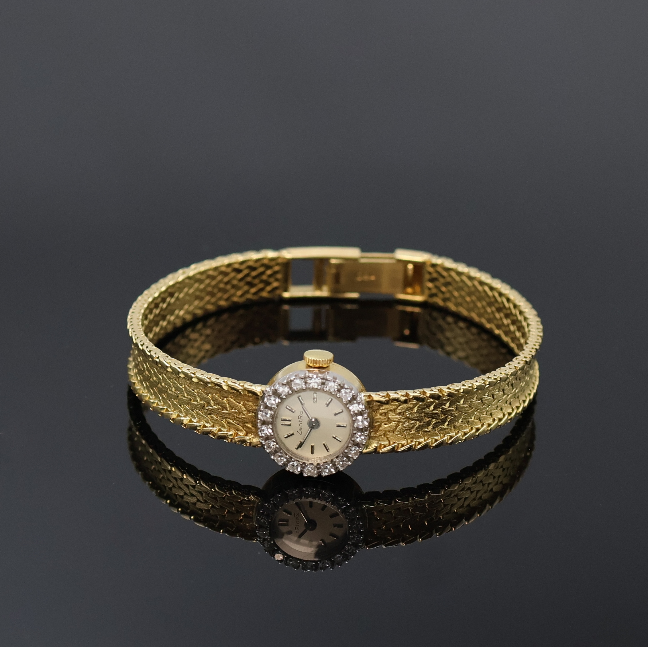 ZENTRA Damenarmbanduhr in GG 750/000 mit Diamanten, Schweiz um 1965, Handaufzug, Goldband, Boden aufgedr., Lünette aufw. m. Diamanten bes., silb. ...