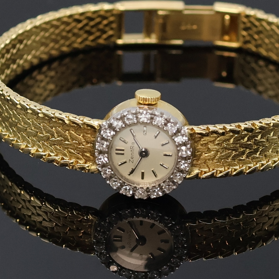 Detail a: ZENTRA Damenarmbanduhr in GG 750/000 mit Diamanten, Schweiz um 1965, Handaufzug, Goldband, Boden aufgedr., Lünette aufw. m. Diamanten bes., silb. ...