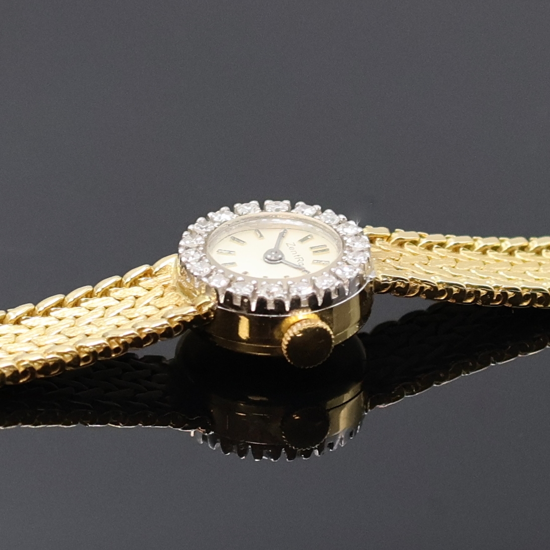 Detail b: ZENTRA Damenarmbanduhr in GG 750/000 mit Diamanten, Schweiz um 1965, Handaufzug, Goldband, Boden aufgedr., Lünette aufw. m. Diamanten bes., silb. ...