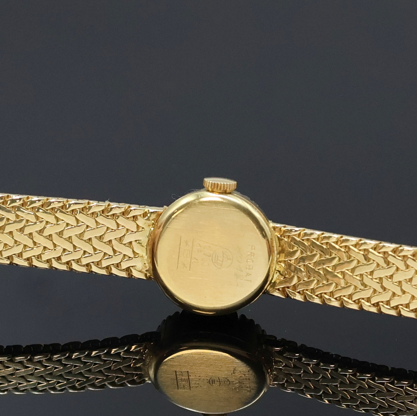 Detail d: ZENTRA Damenarmbanduhr in GG 750/000 mit Diamanten, Schweiz um 1965, Handaufzug, Goldband, Boden aufgedr., Lünette aufw. m. Diamanten bes., silb. ...