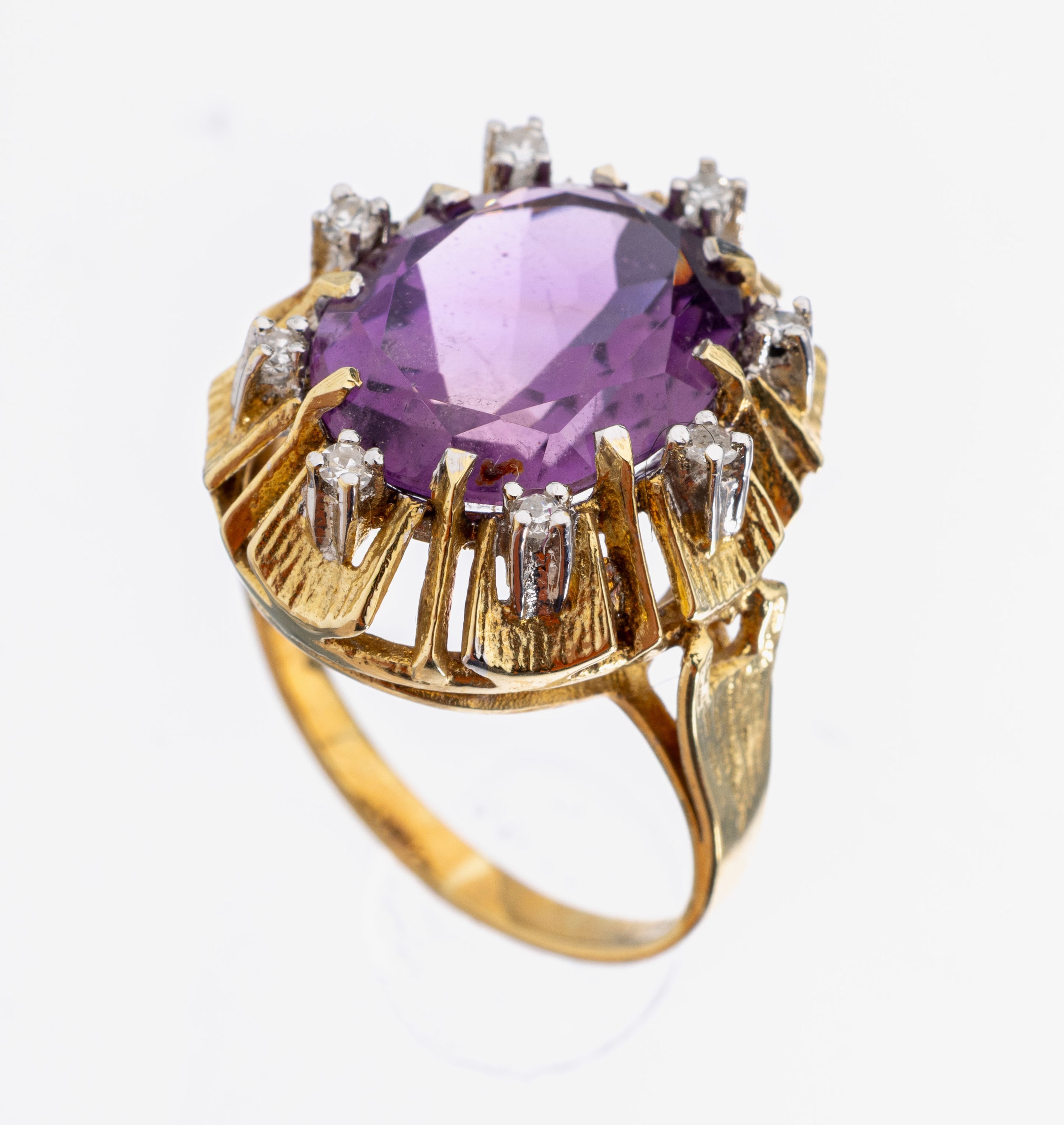 14 kt Gold Amethyst-Diamant-Ring, 1960er Jahre, GG/WG 585/000, ovalfacett. Amethyst,8 kl. in WG gefasste 8/8-Diamanten, RW 53, ca.7.1 g