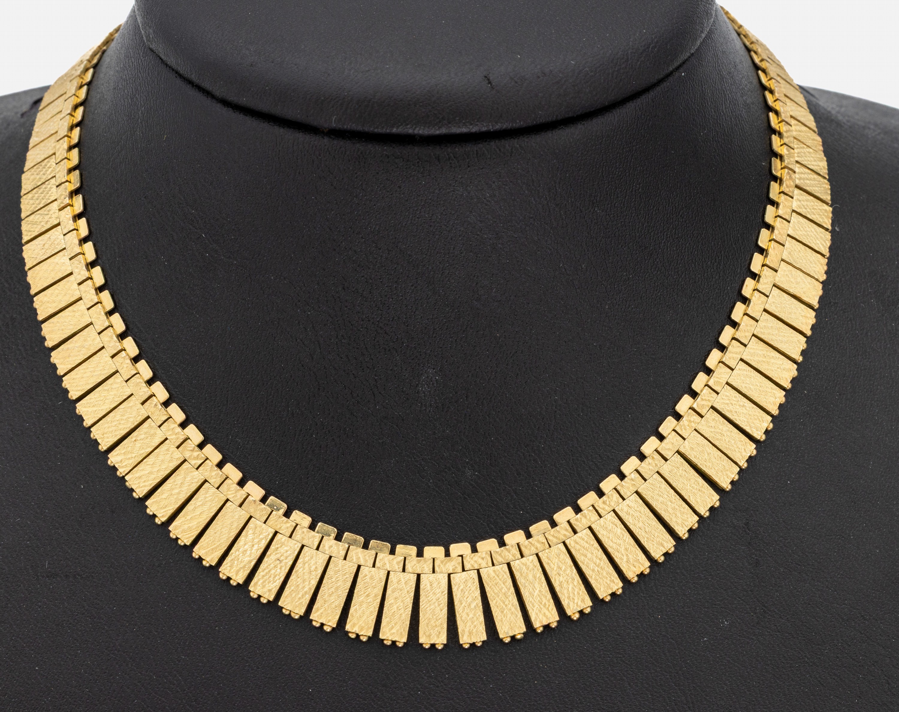 14 kt Gold Collier, GG 585/000, Vorderseitestrukt., Rückseite pol., bewegl. Stäbchen im Verlauf, L. ca. 44 cm, Kastenschloss mit Sicherheitsacht, ...
