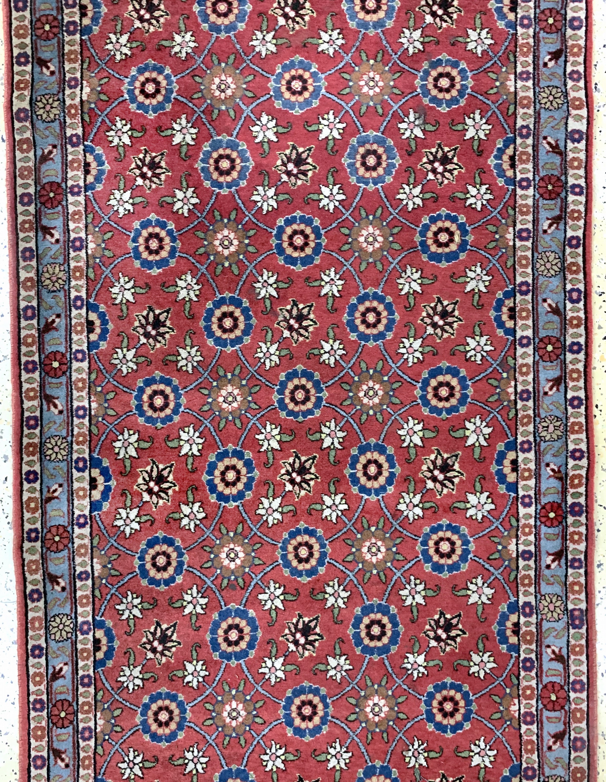 Detail b: Weramin, Persien, Mitte 20.Jhd, Wolle auf Baumwolle, ca. 375 x 95 cm, EHZ: 2(Eck leicht beschädigt).