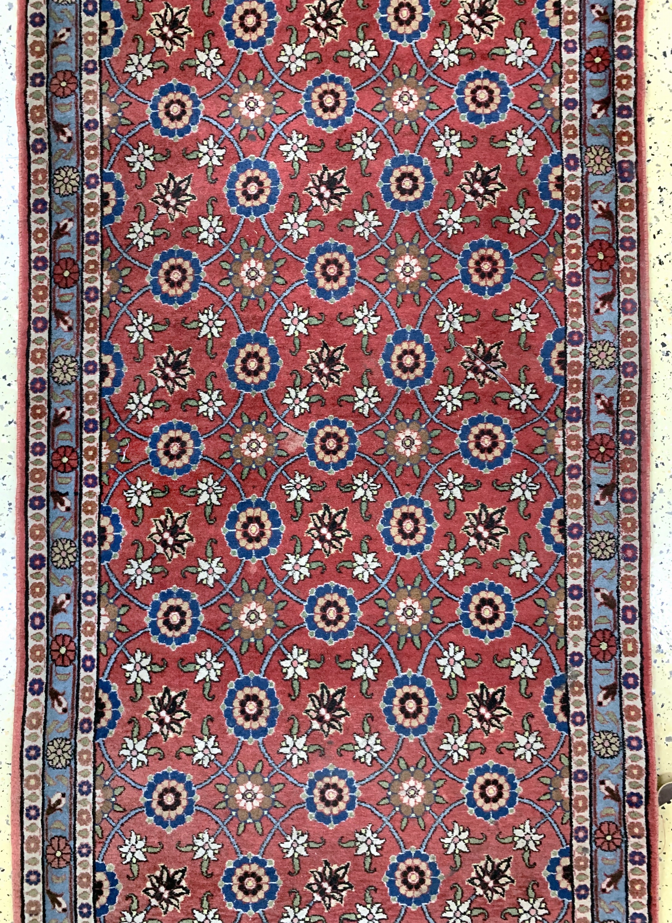 Detail c: Weramin, Persien, Mitte 20.Jhd, Wolle auf Baumwolle, ca. 375 x 95 cm, EHZ: 2(Eck leicht beschädigt).