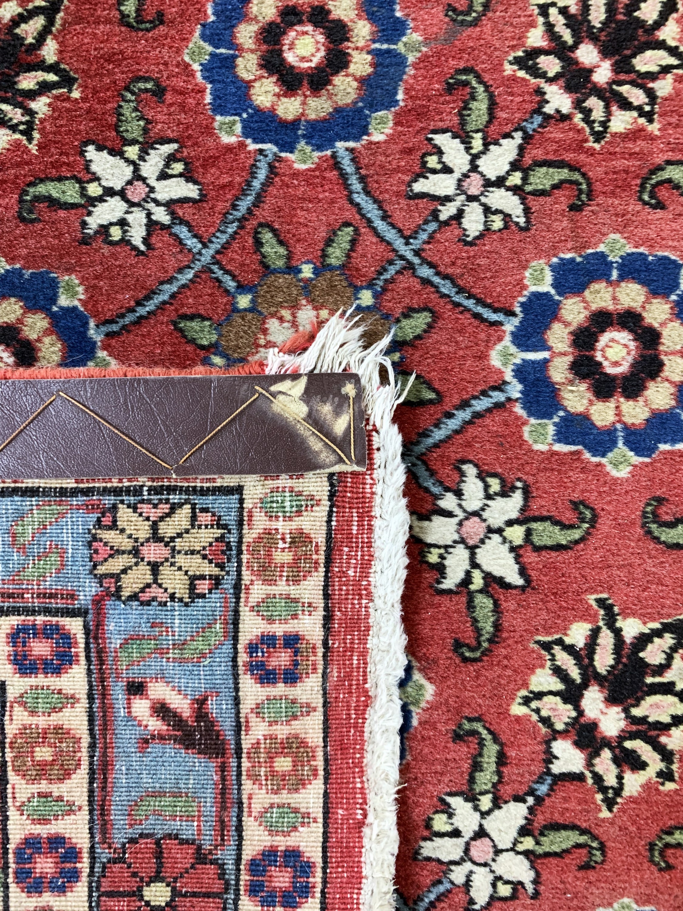 Detail e: Weramin, Persien, Mitte 20.Jhd, Wolle auf Baumwolle, ca. 375 x 95 cm, EHZ: 2(Eck leicht beschädigt).